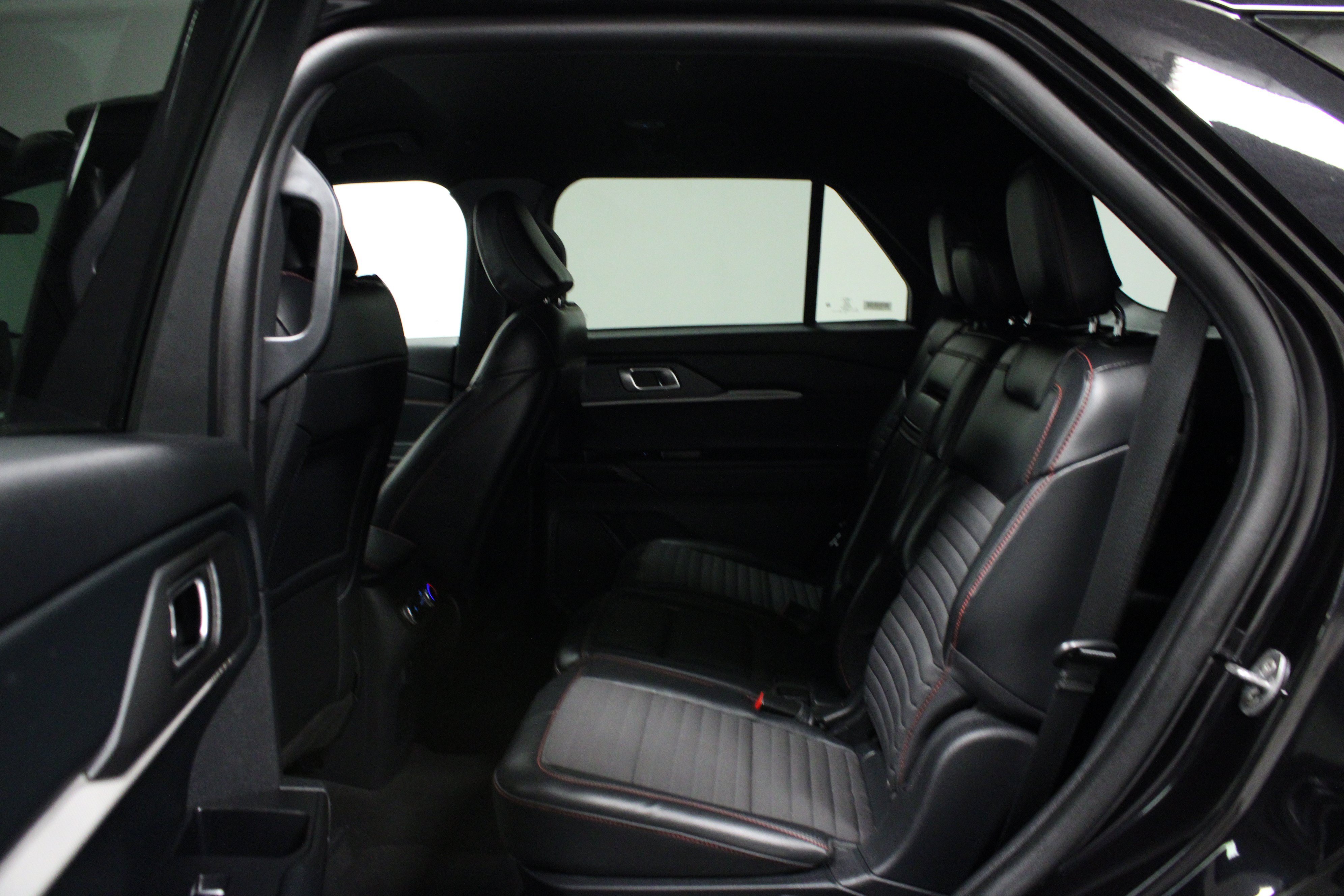 Used 2025 Ford Explorer ST-Line w/ ST-Line Street Pack AWD/4WD image 13