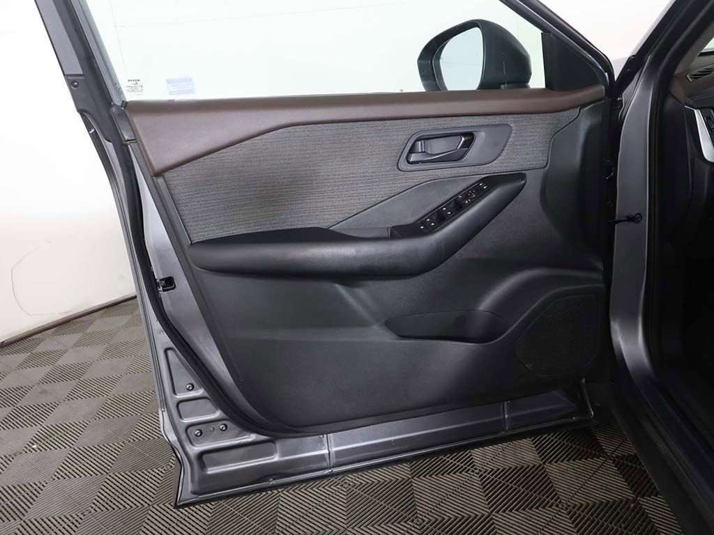 Used 2023 Nissan Rogue S image 27