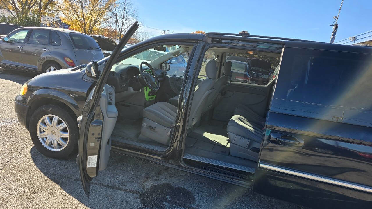 Used 2007 Chrysler Town & Country Touring image 8