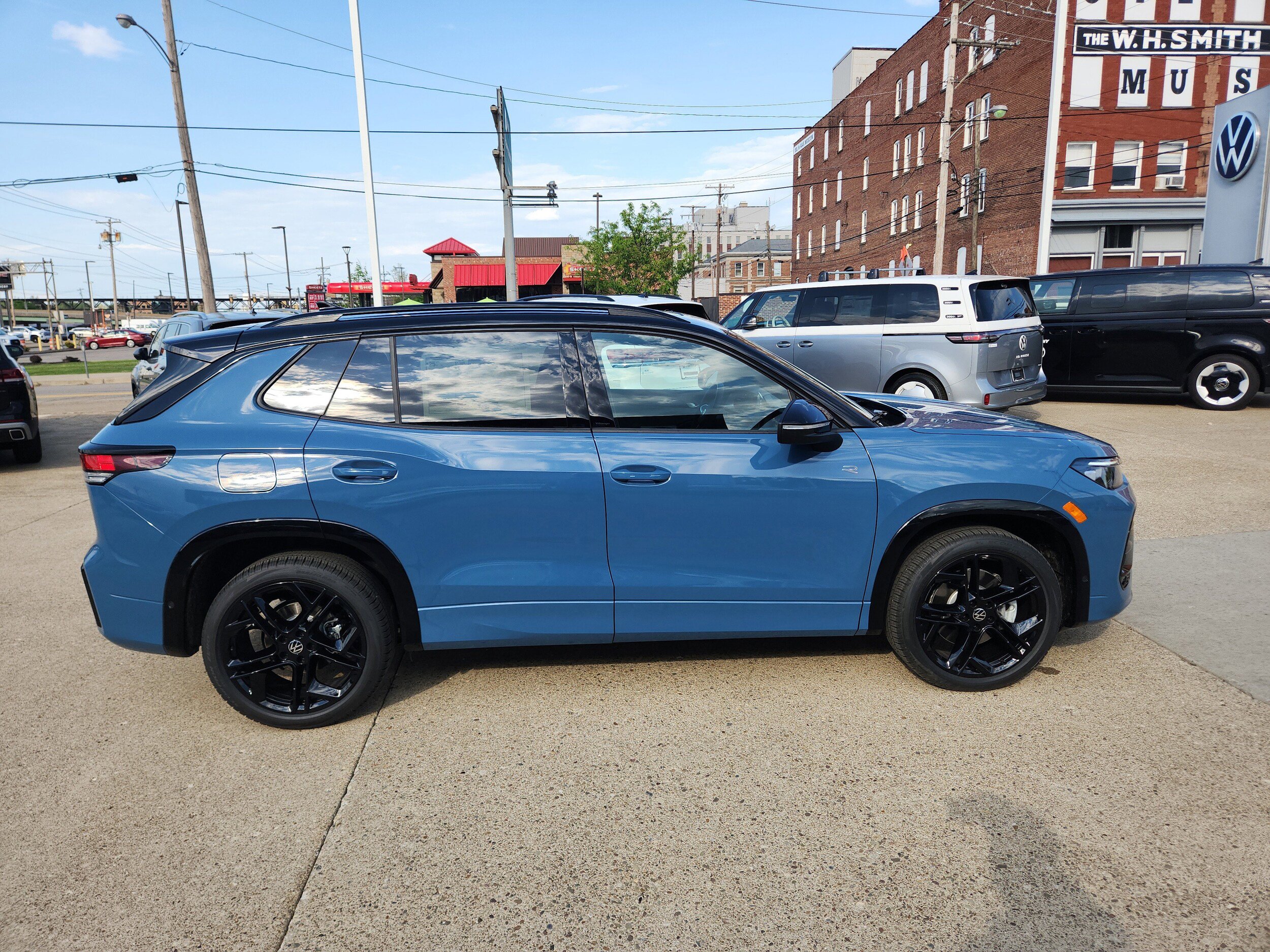 New 2026 Volkswagen Tiguan SE R-Line AWD/4WD image 8