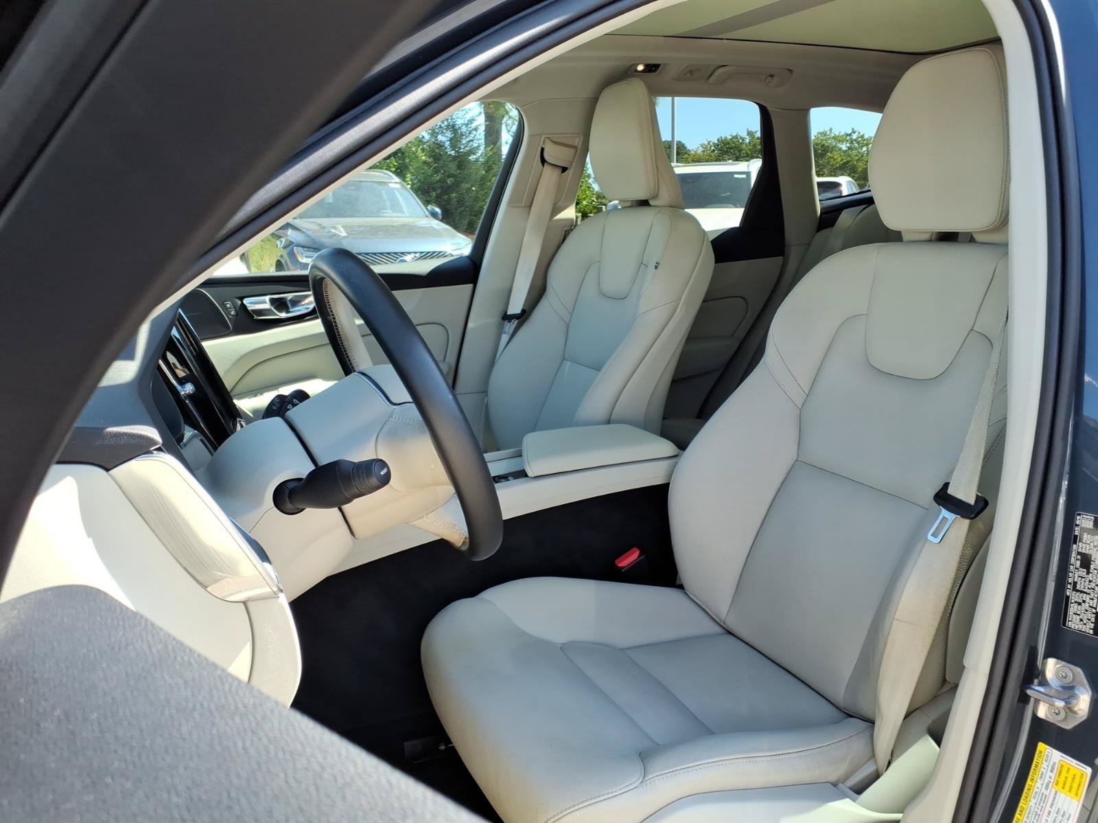 Used 2020 Volvo XC60 T5 Momentum FWD image 2