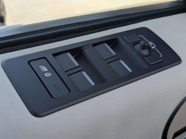 Used 2025 Land Rover Discovery S image 17