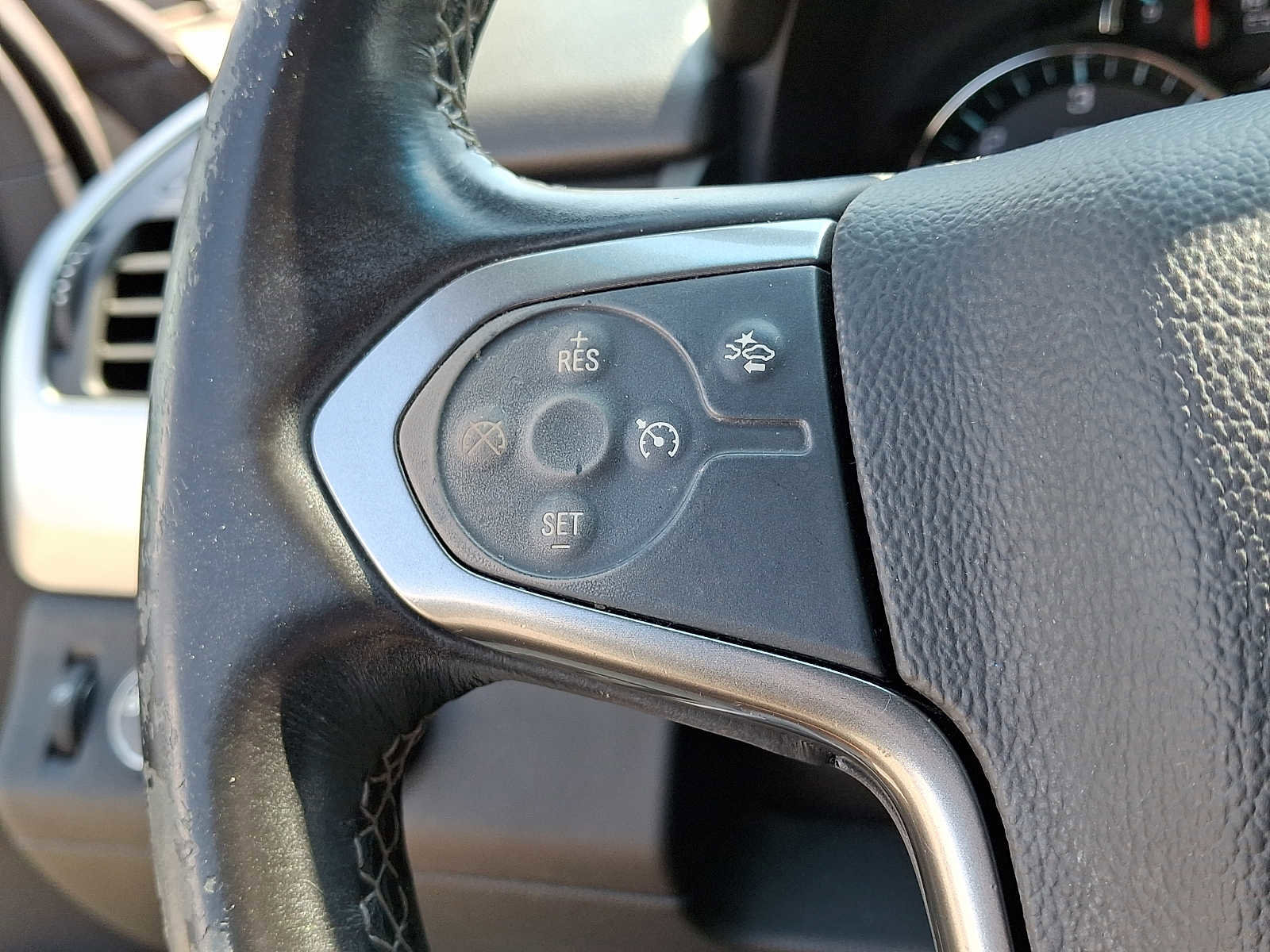 Used 2015 Chevrolet Suburban LT image 20