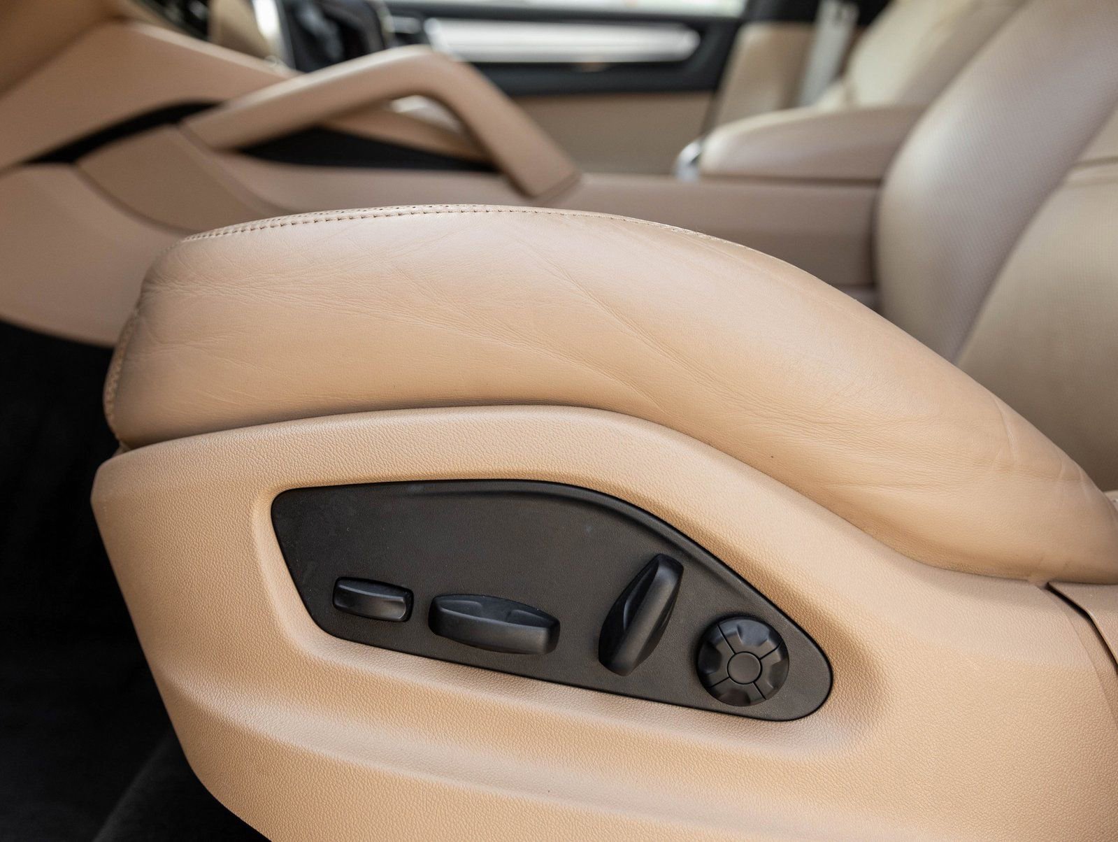 Certified 2023 Porsche Cayenne Platinum Edition AWD/4WD image 22