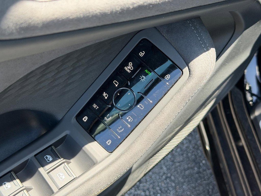 Used 2023 Audi S8 AWD/4WD image 27