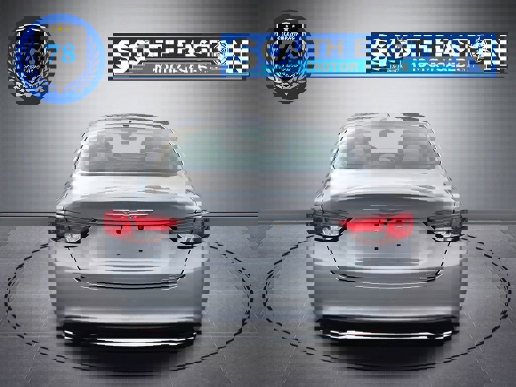 Used 2015 Chrysler 200 Limited w/ Convenience Group image 4