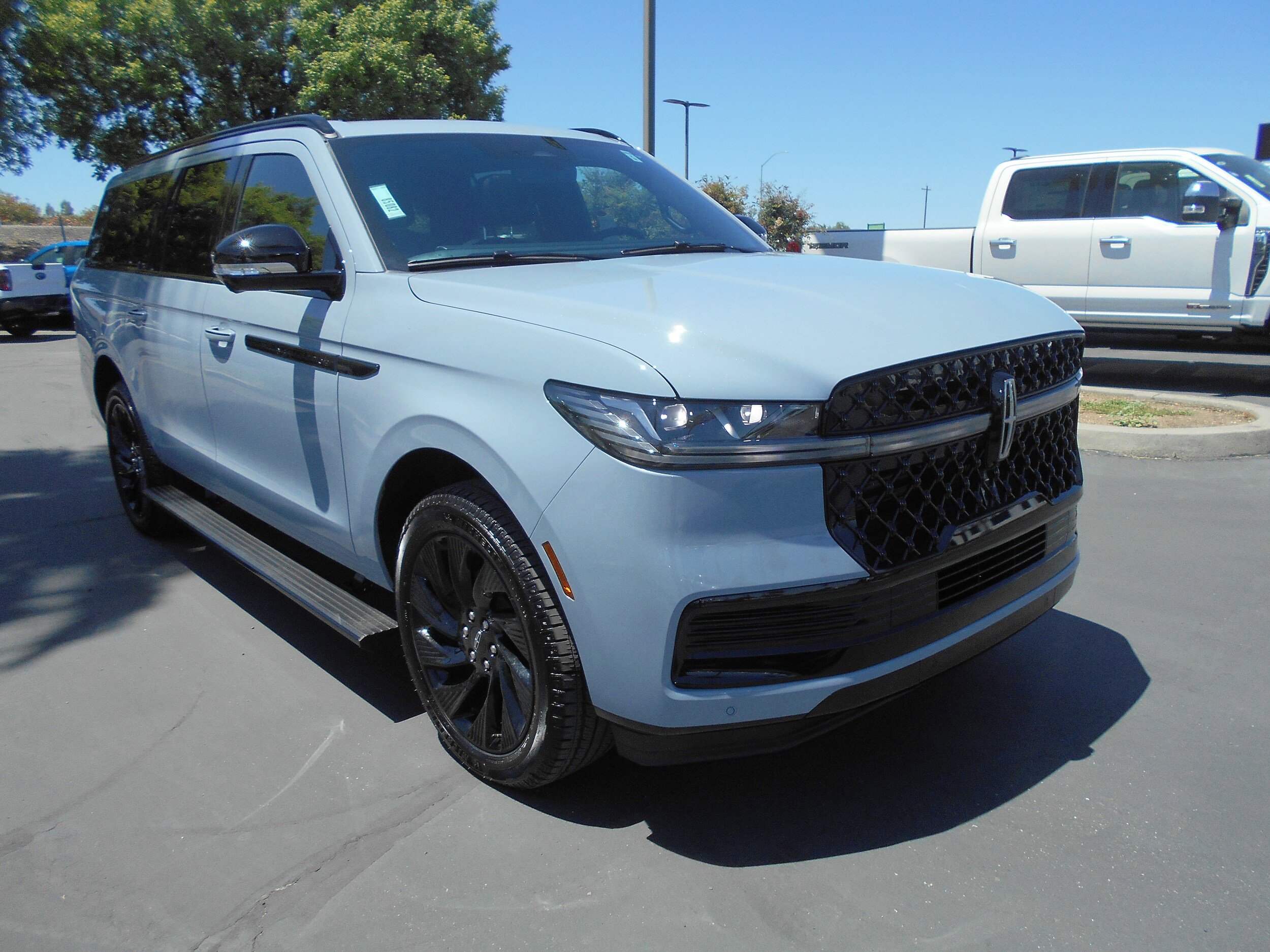 Used 2026 Lincoln Navigator L Reserve w/ Jet Appearance Package AWD/4WD image 2