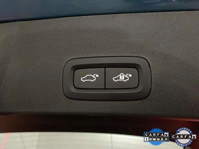 Used 2025 Volvo XC40 B5 Plus image 8