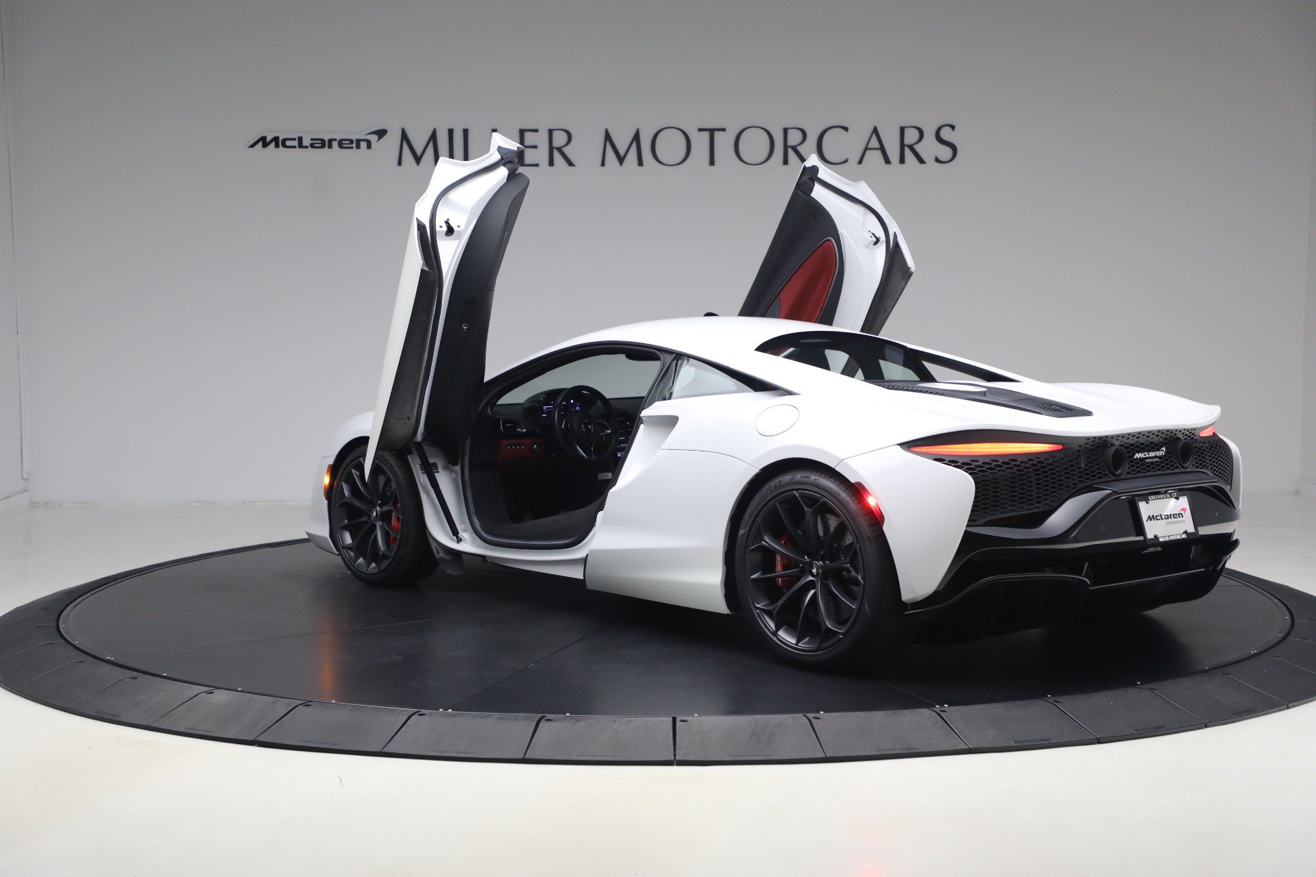 Used 2023 McLaren Artura RWD image 16