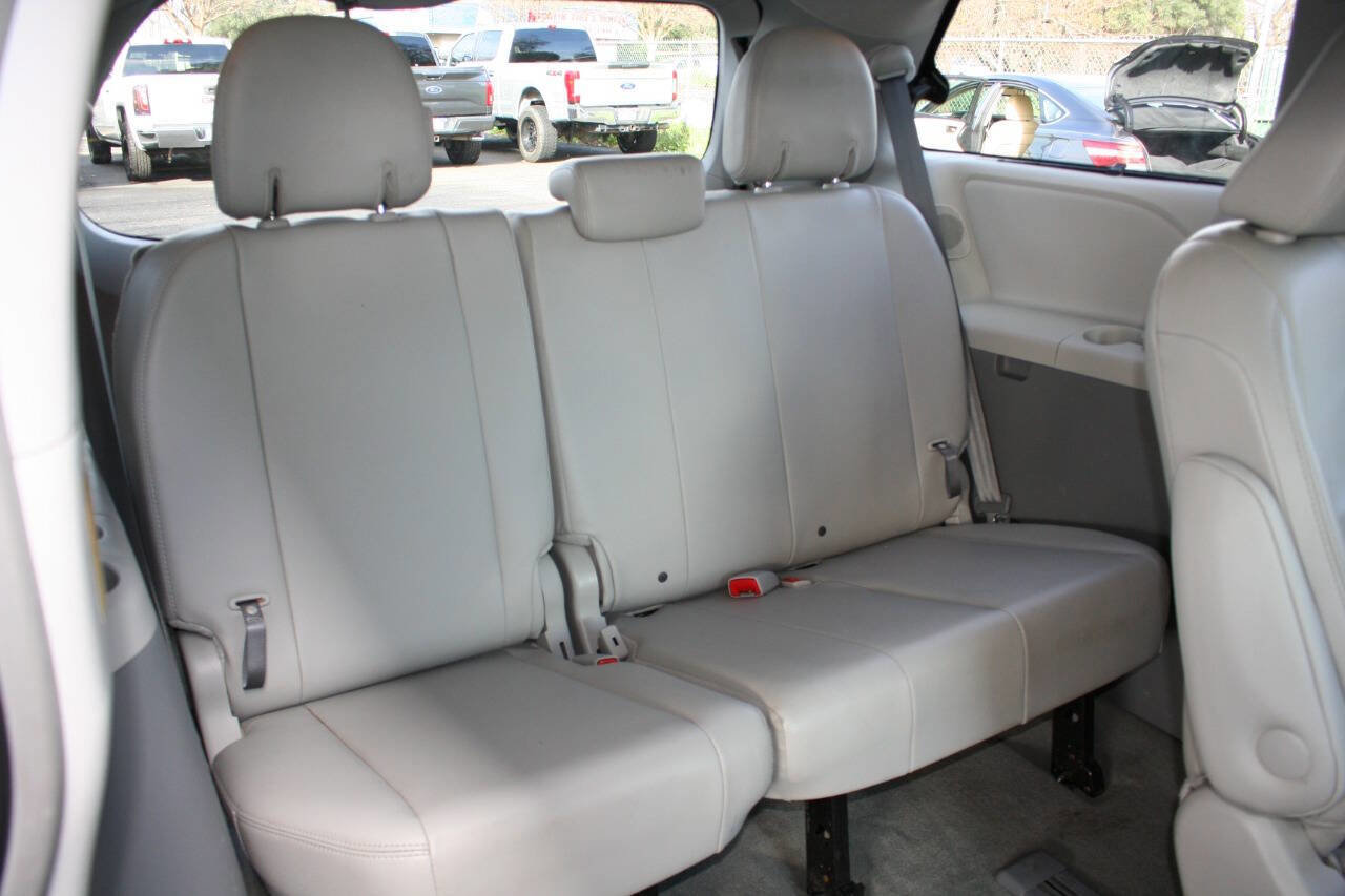 Used 2014 Toyota Sienna XLE image 26