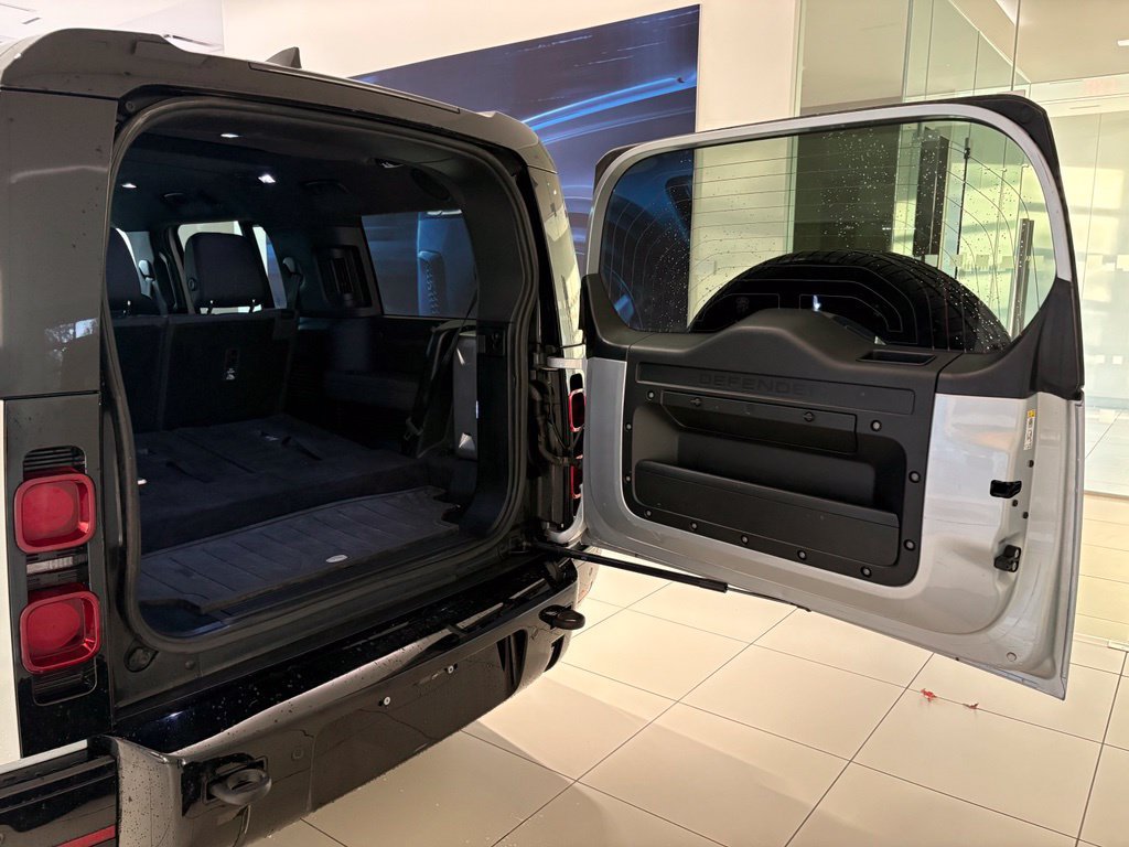 Used 2023 Land Rover Defender 130 X-Dynamic SE AWD/4WD image 24