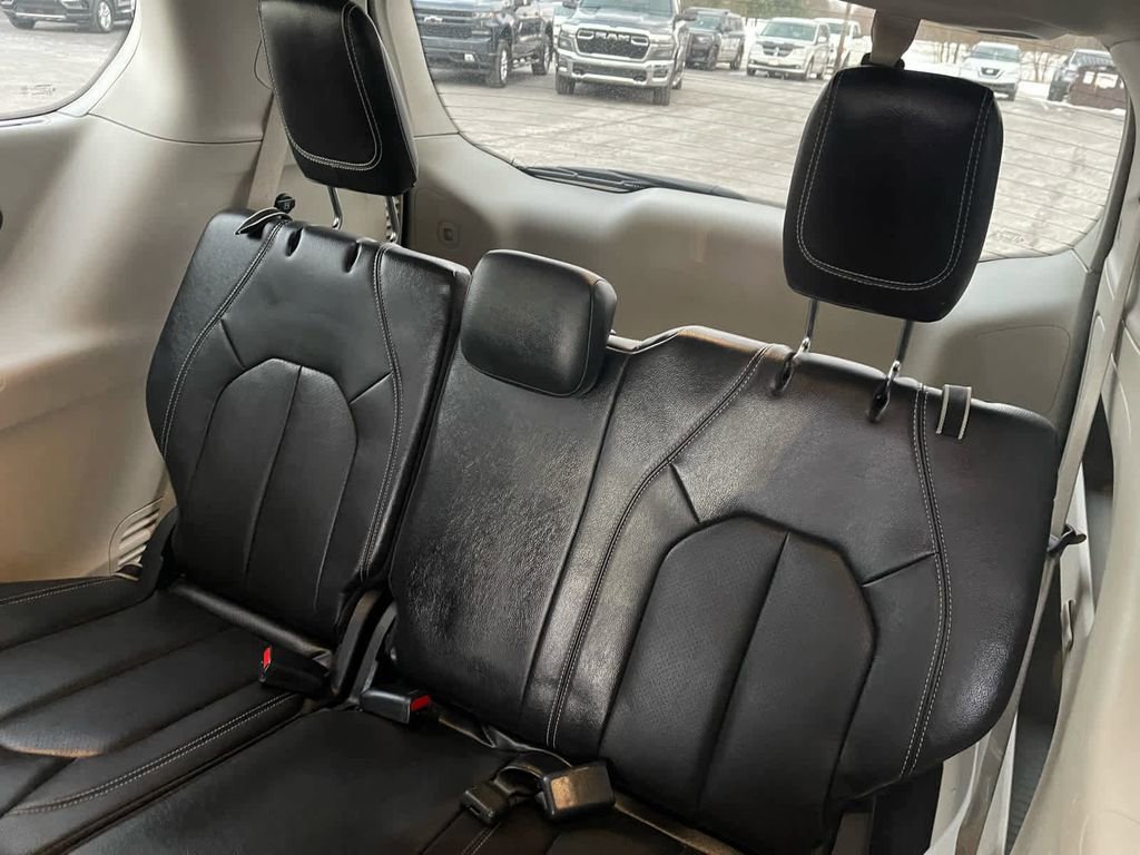 Used 2022 Chrysler Pacifica Touring-L FWD image 15