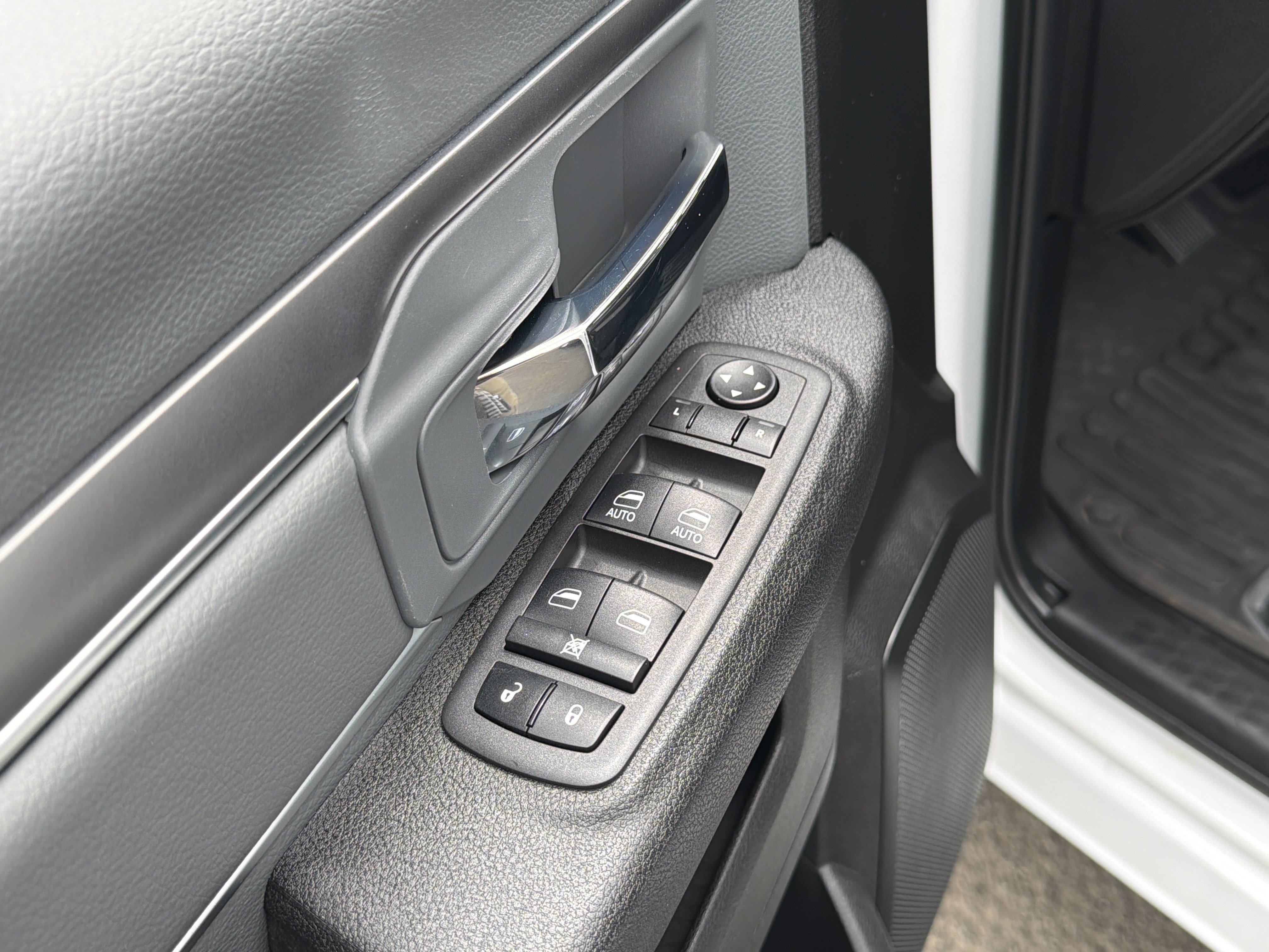 Used 2022 RAM 1500 Classic SLT AWD/4WD image 15