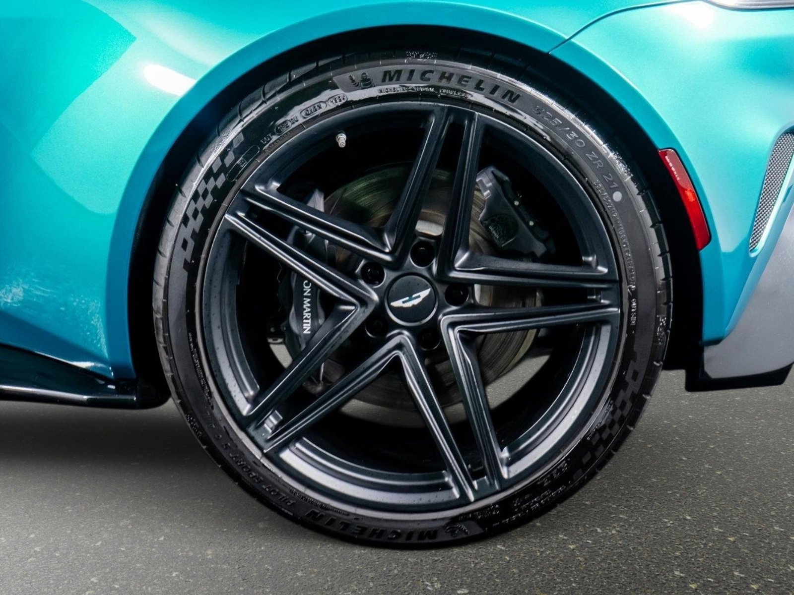 Used 2025 Aston Martin V8 Vantage Coupe image 19