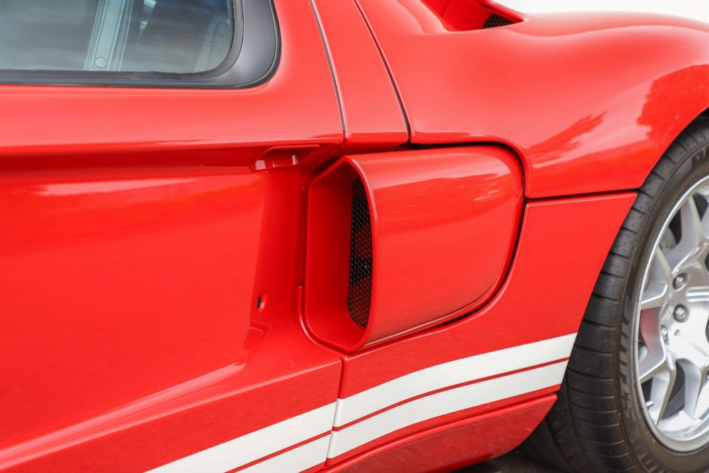 Used 2006 Ford GT RWD image 22