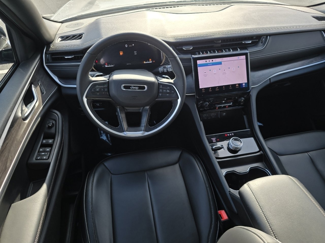 Used 2025 Jeep Grand Cherokee Limited w/ Black Appearance Package image 25