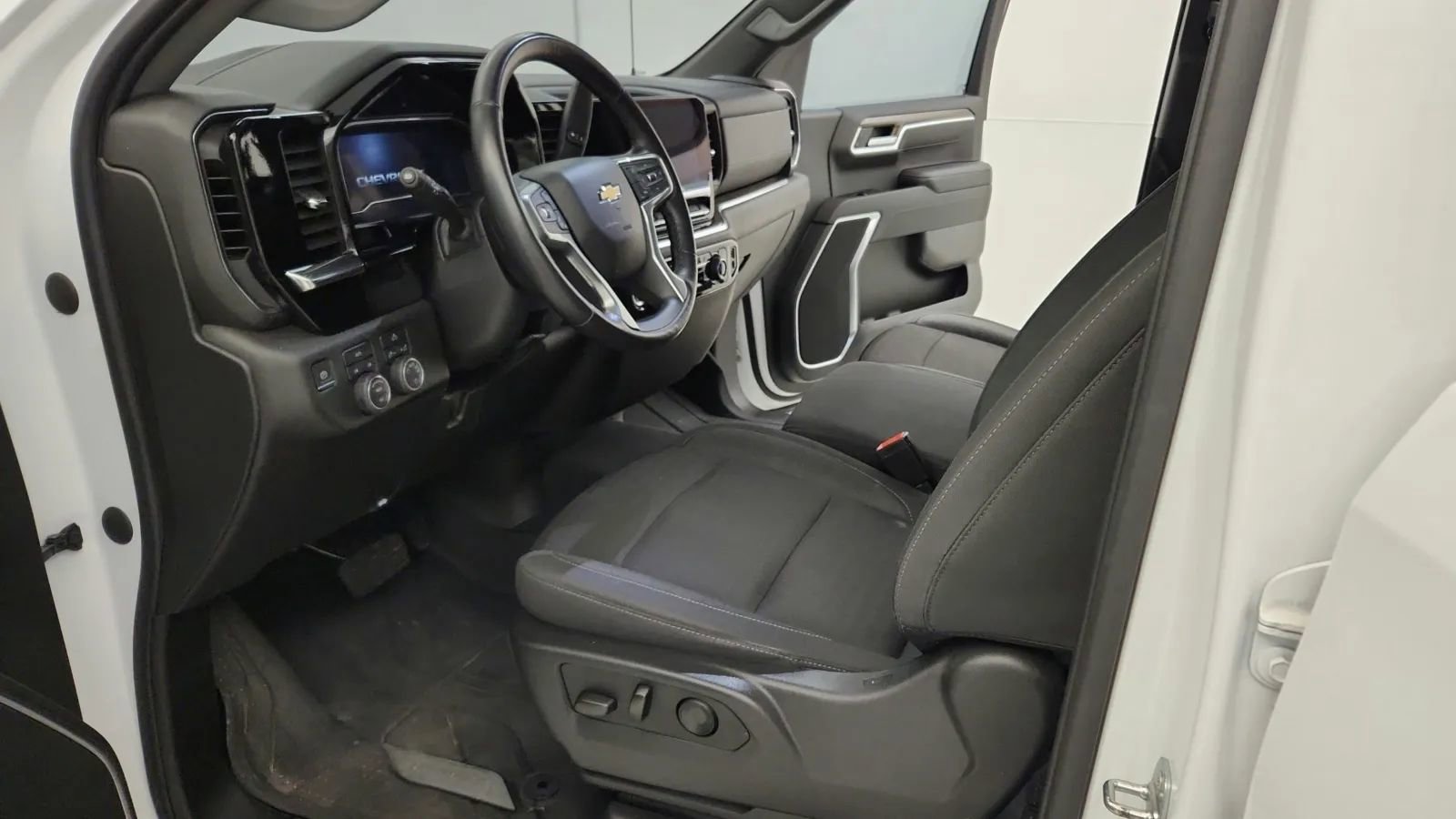 Used 2022 Chevrolet Silverado 1500 LT image 14