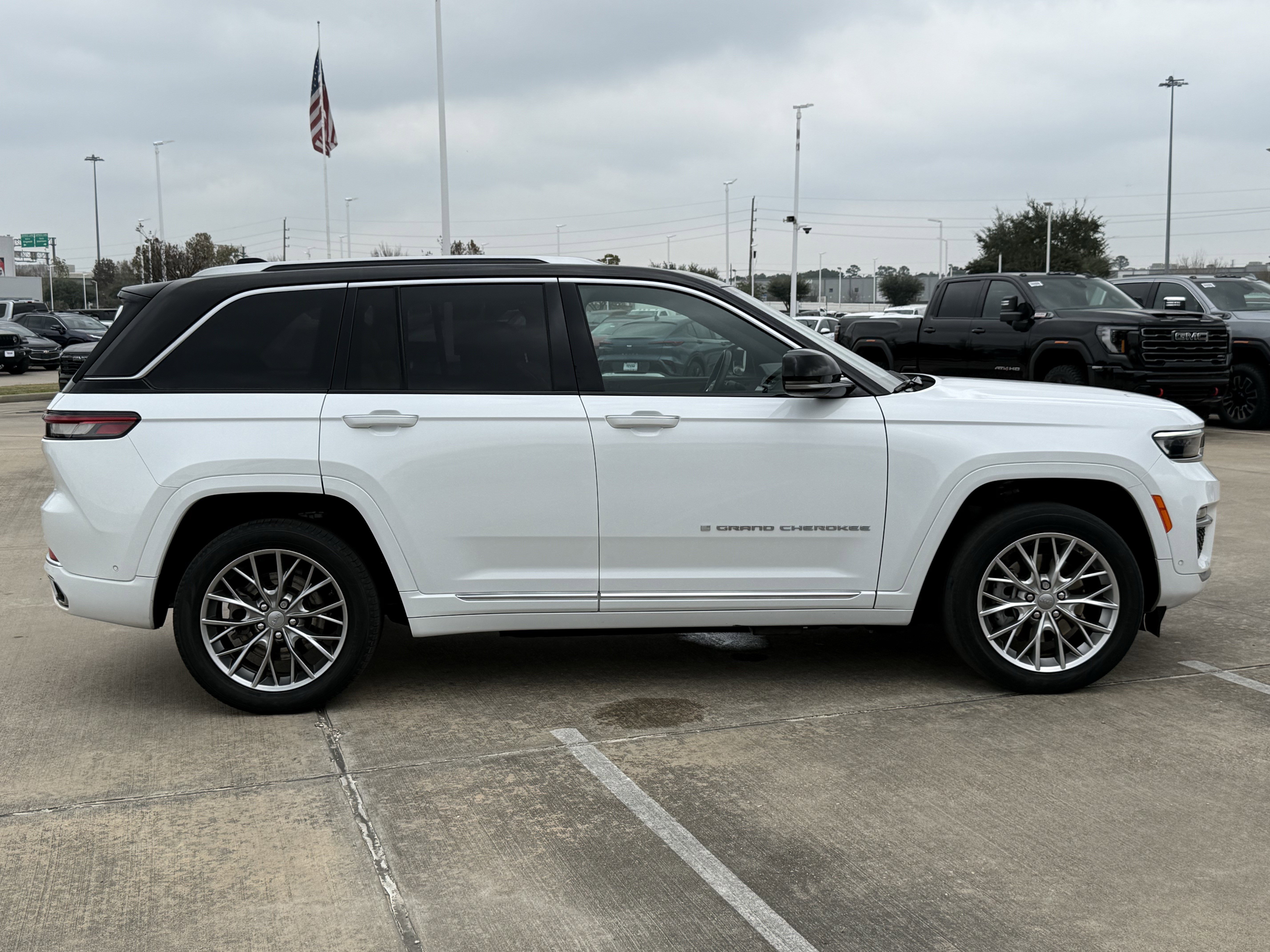 Used 2022 Jeep Grand Cherokee Summit w/ Luxury Tech Group V image 3