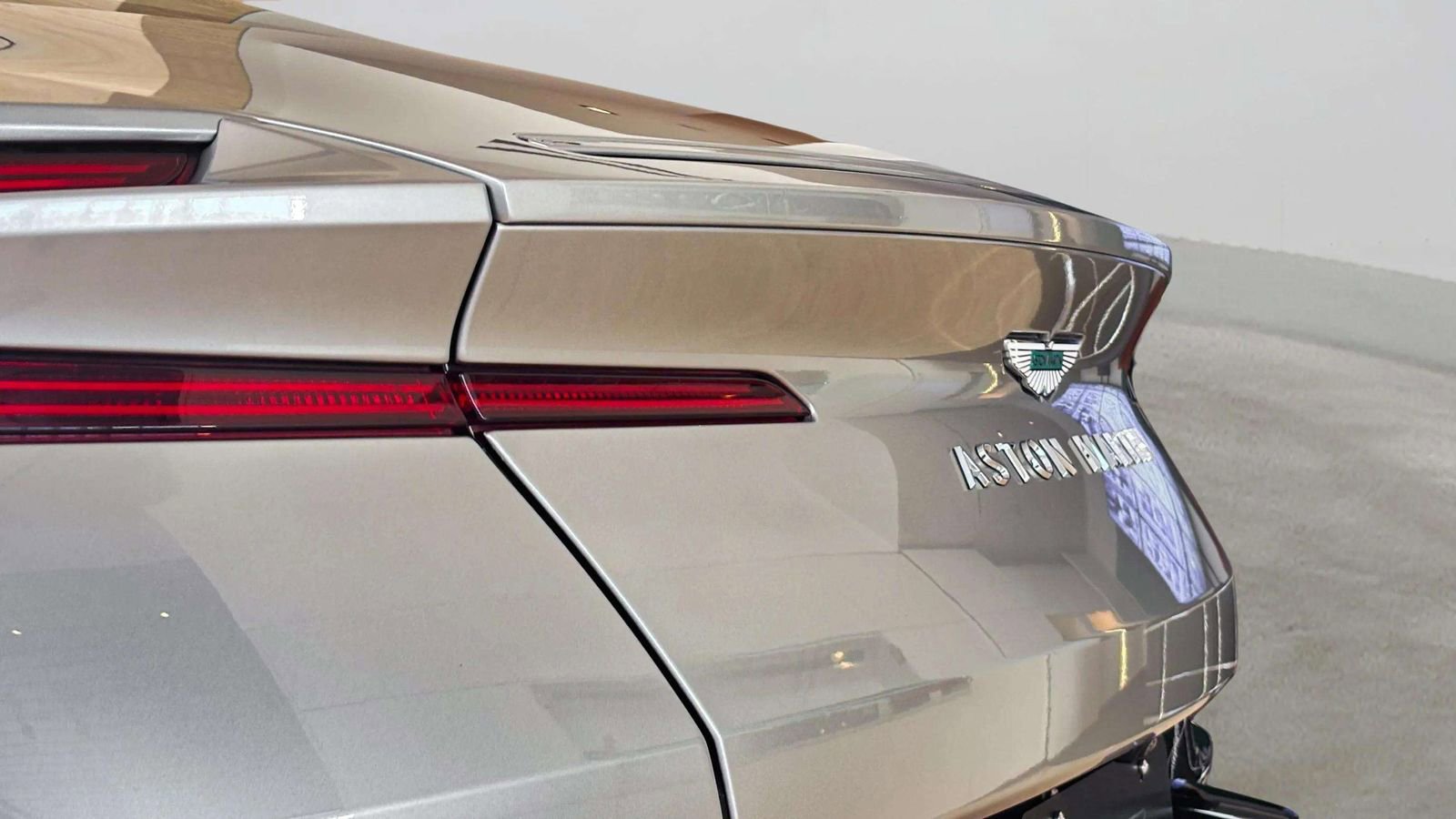 Used 2024 Aston Martin DB12 Coupe image 38