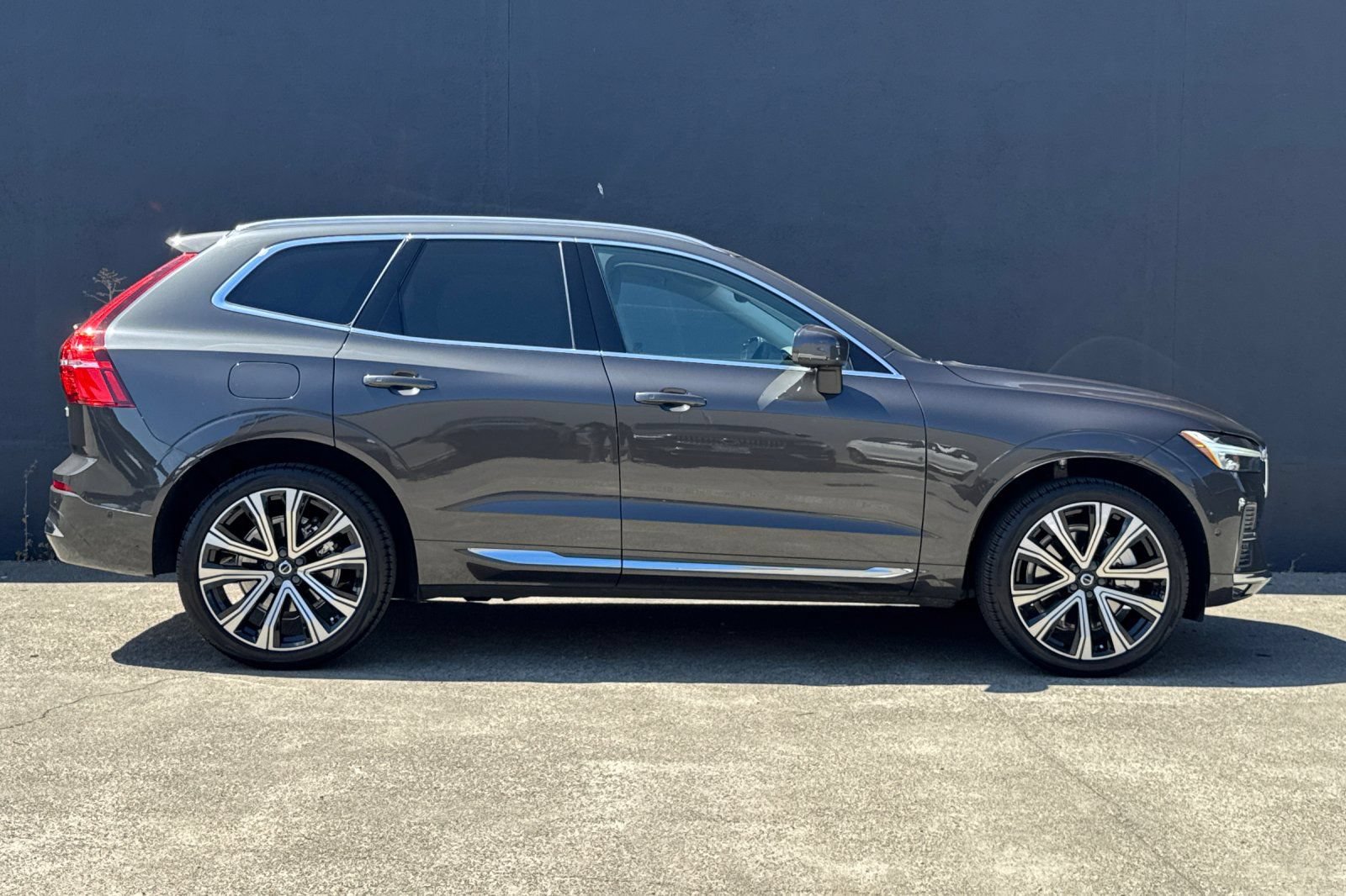 Certified 2023 Volvo XC60 B6 Ultimate w/ Protection Package Premier AWD/4WD image 9