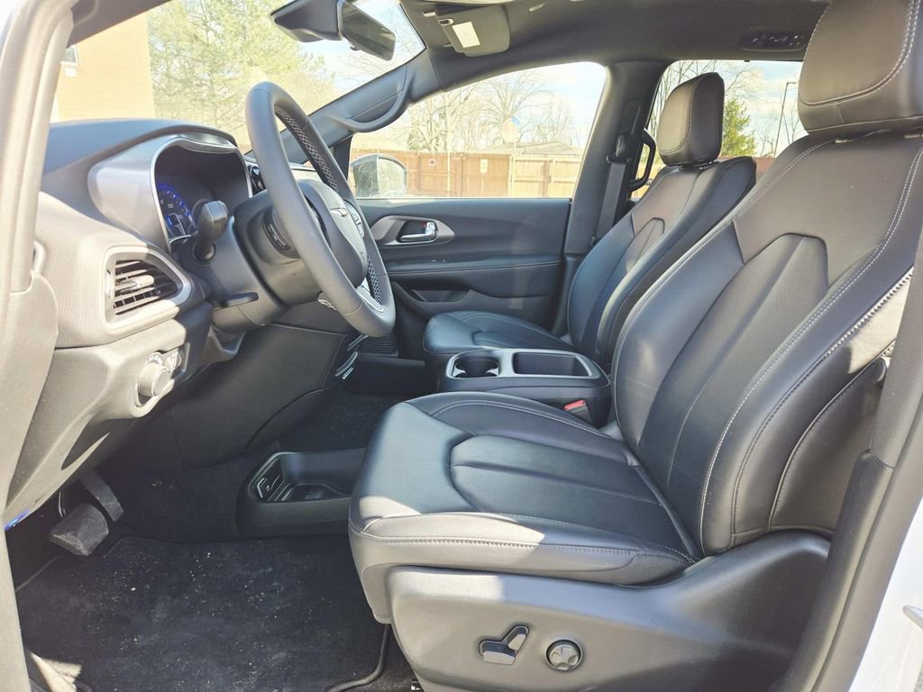 Used 2026 Chrysler Voyager LX image 11