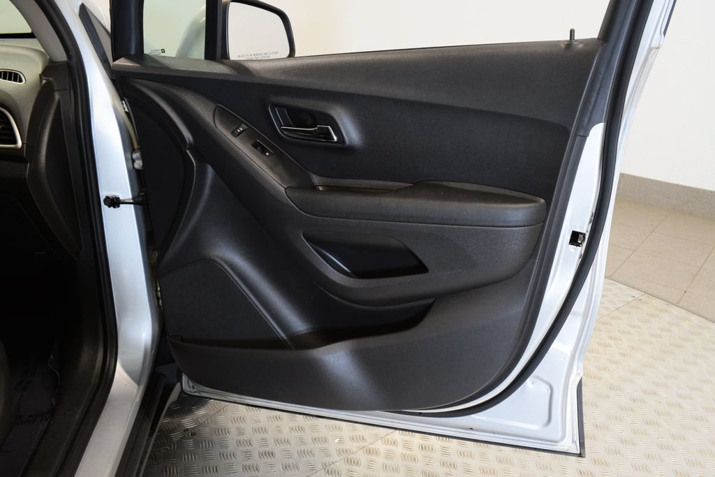 Used 2020 Chevrolet Trax LT FWD image 32