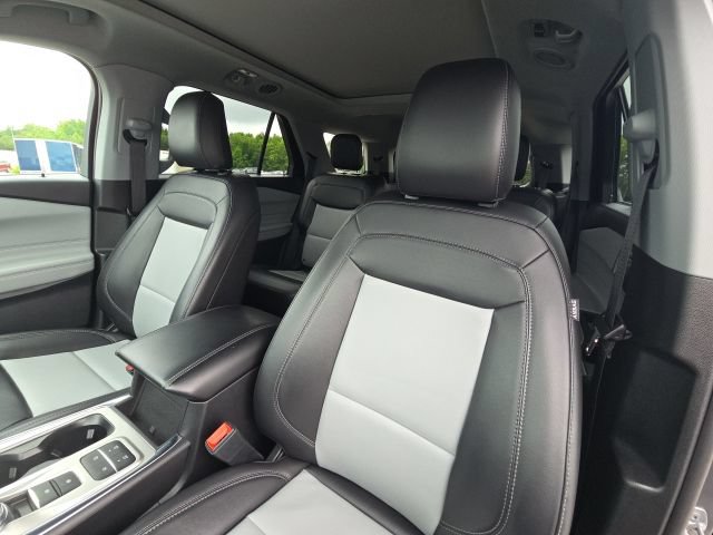 Used 2023 Ford Explorer XLT w/ Equipment Group 202A RWD image 26