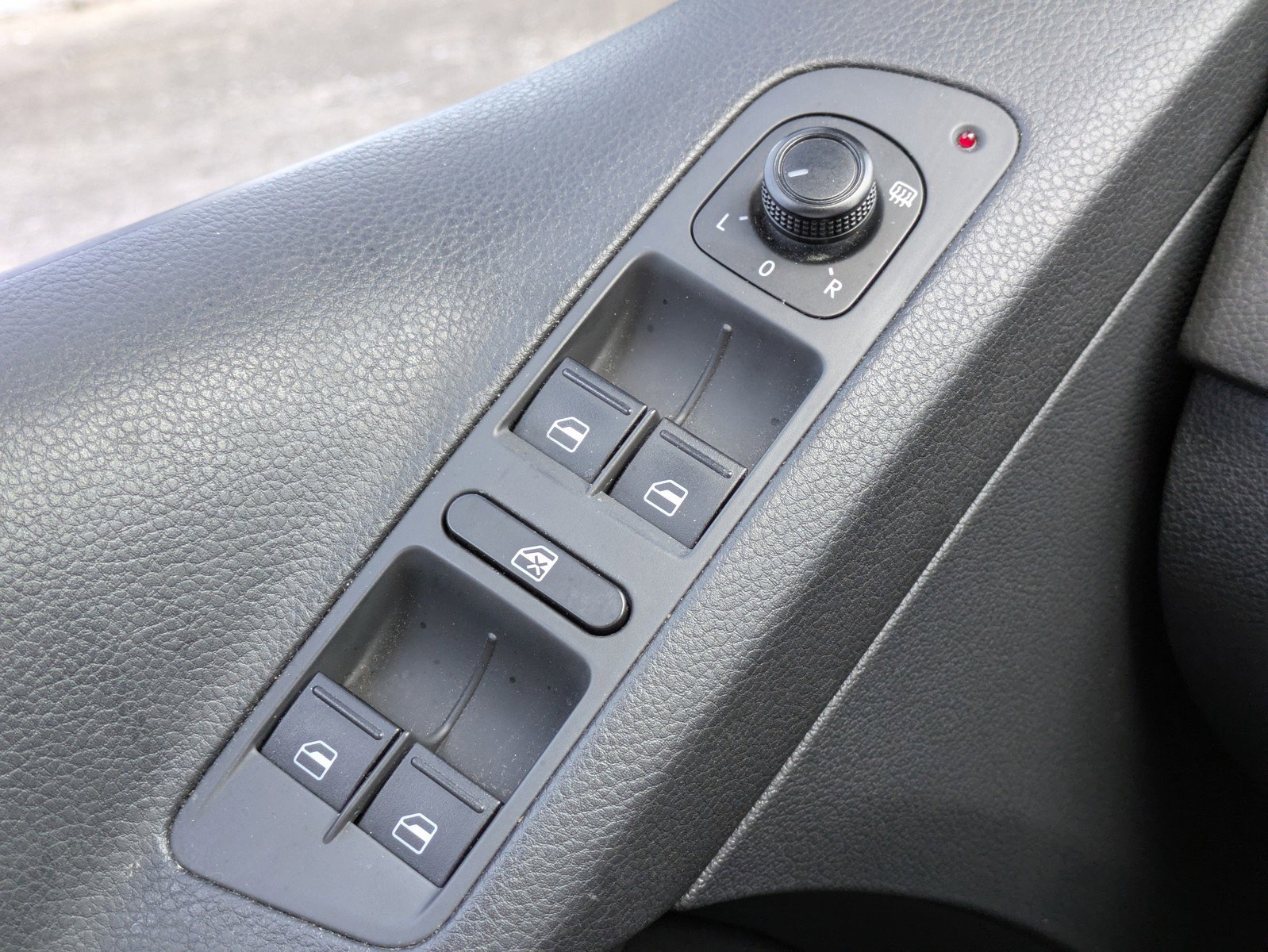 Used 2017 Volkswagen Tiguan S image 16