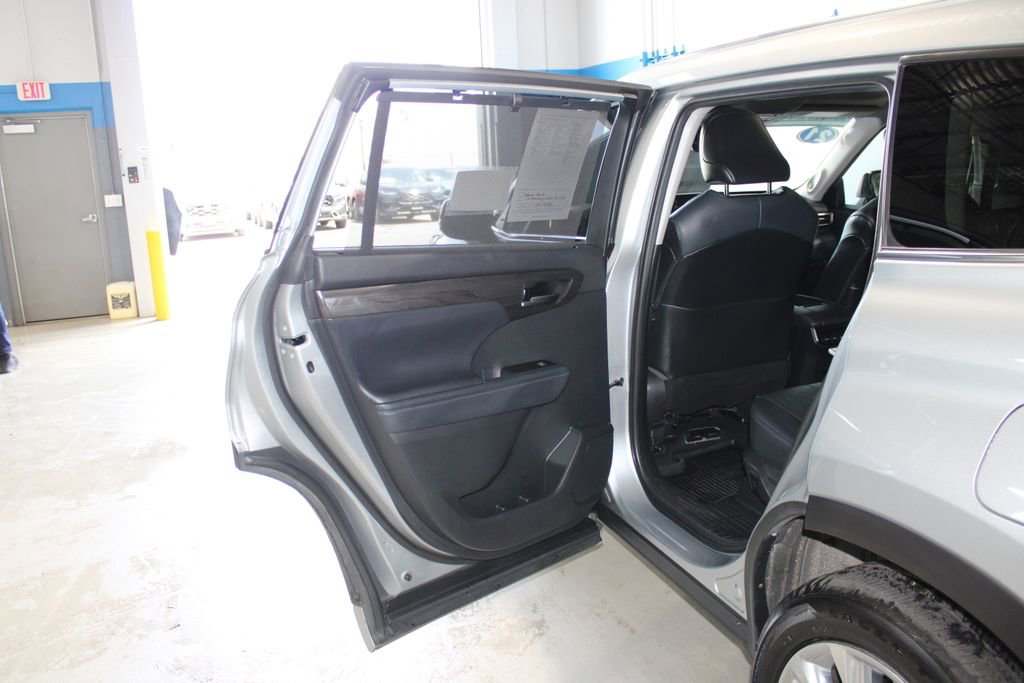Used 2021 Toyota Highlander Limited AWD/4WD image 16