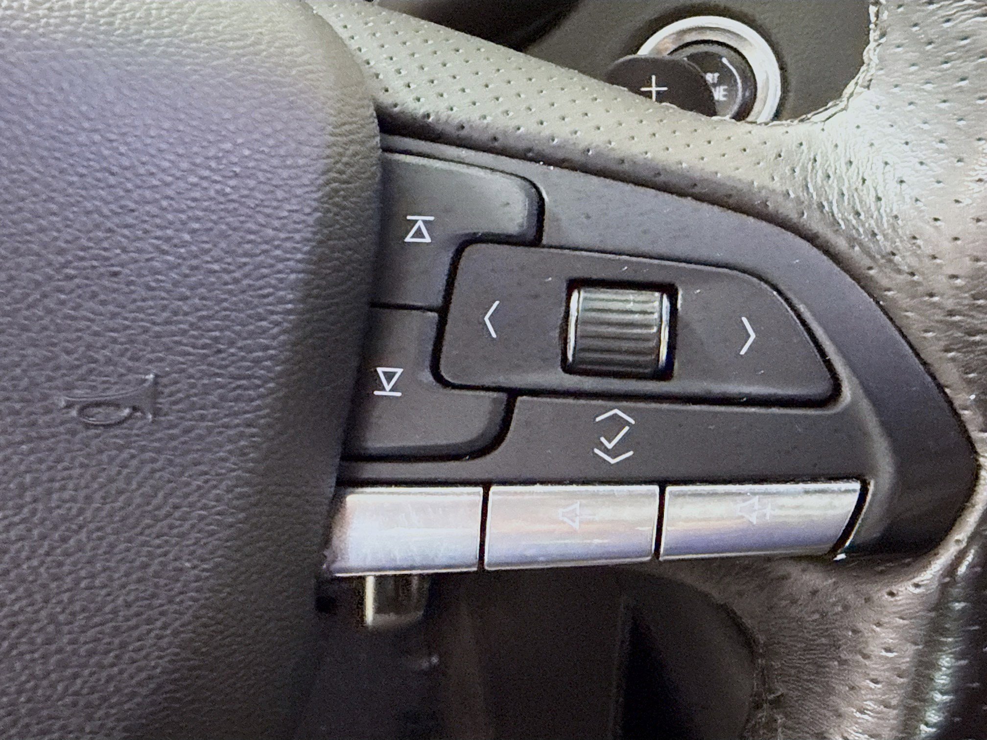 Used 2020 Cadillac XT4 Sport w/ Enhanced Visibility Package image 15