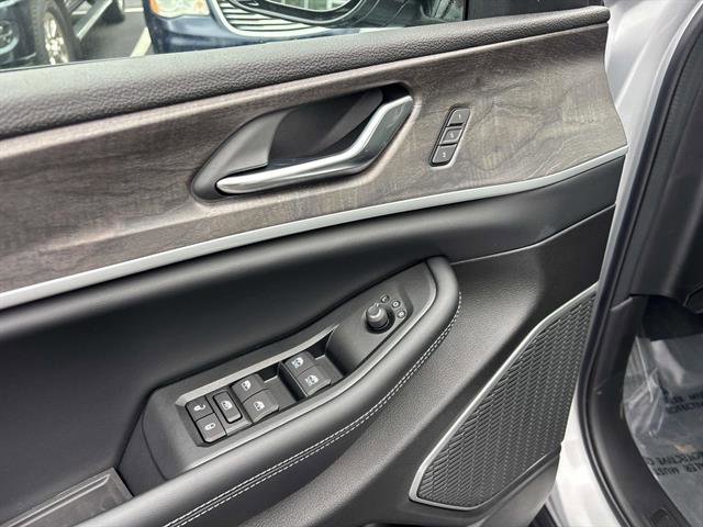 New 2025 Jeep Grand Cherokee Limited w/ Trailer Tow Package image 11