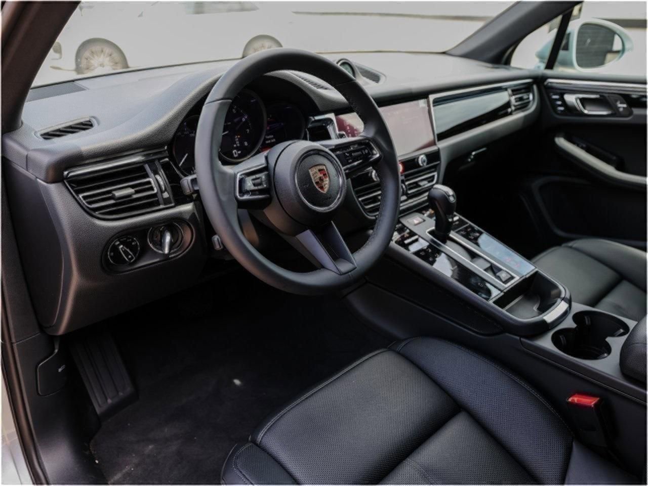 Certified 2025 Porsche Macan AWD/4WD image 4