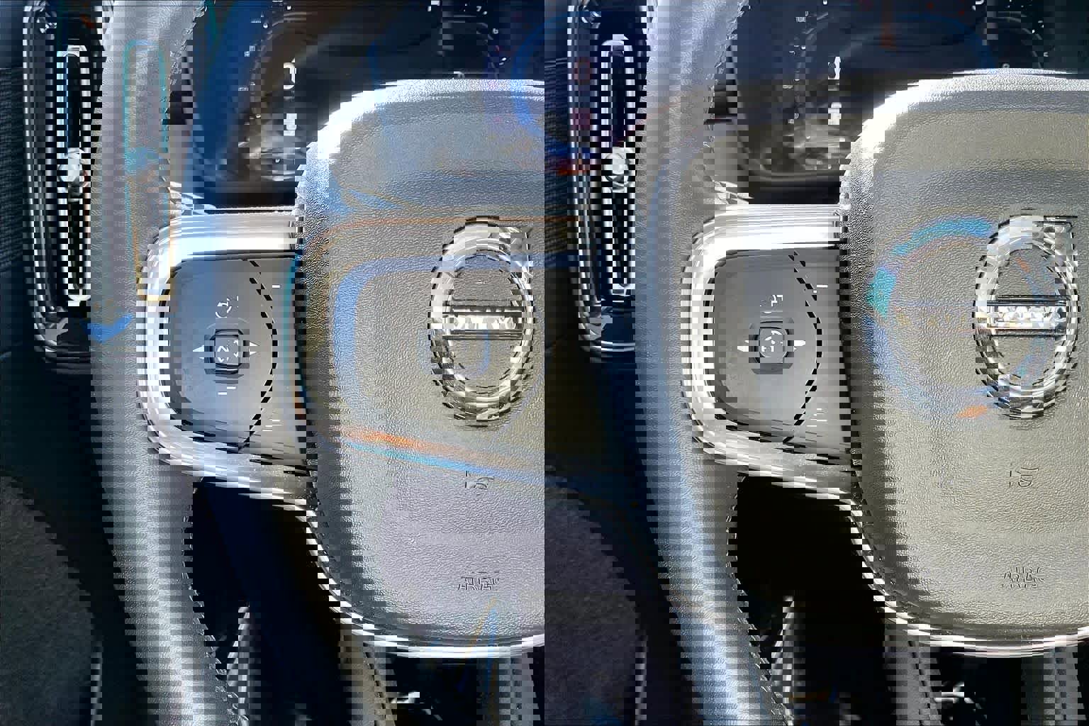 Used 2024 Volvo XC40 B5 Core image 18