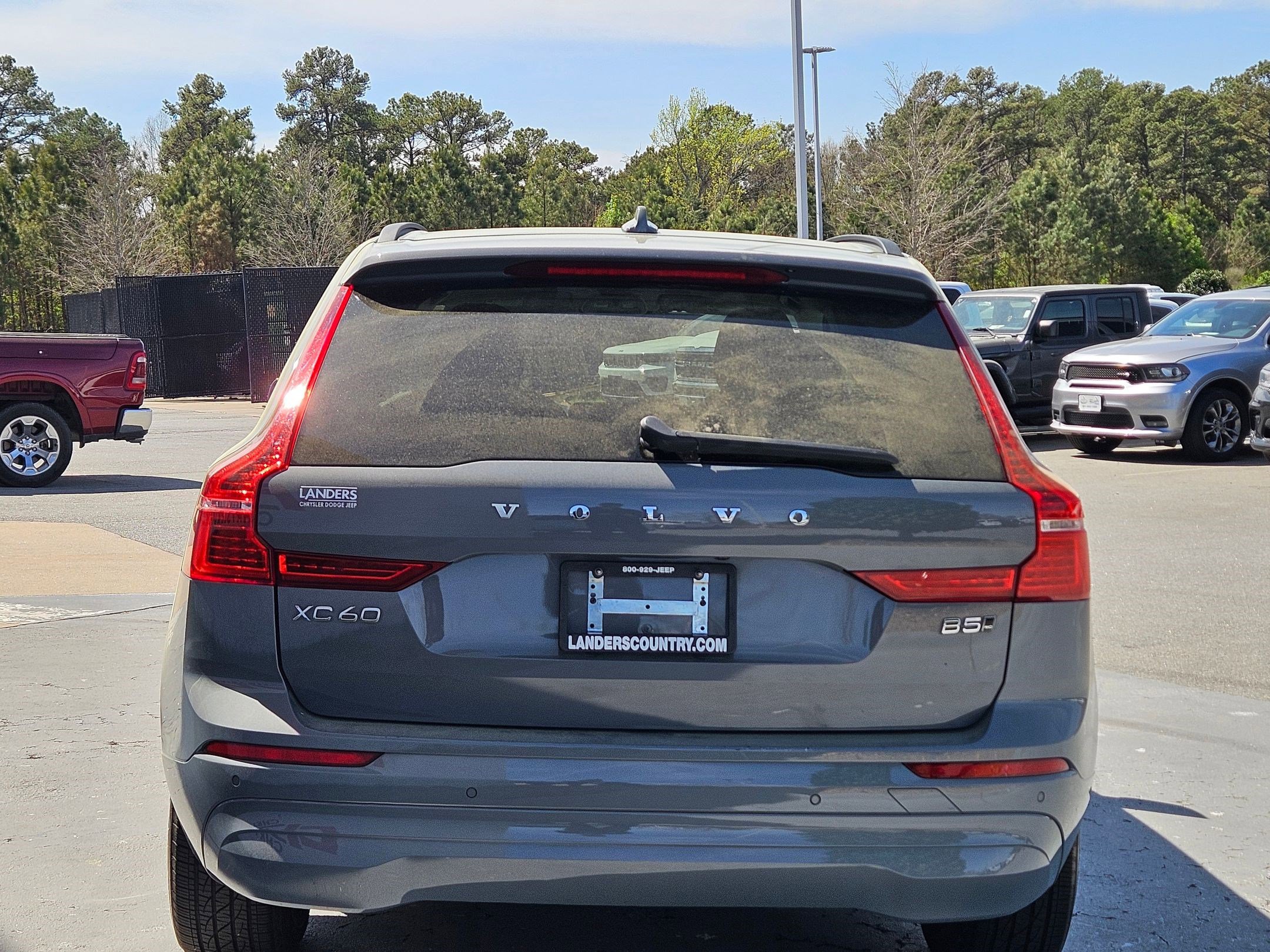 Used 2022 Volvo XC60 B5 Momentum image 6