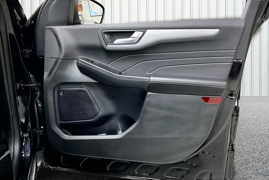 Used 2025 Ford Escape SE w/ PHEV Premium Package image 28