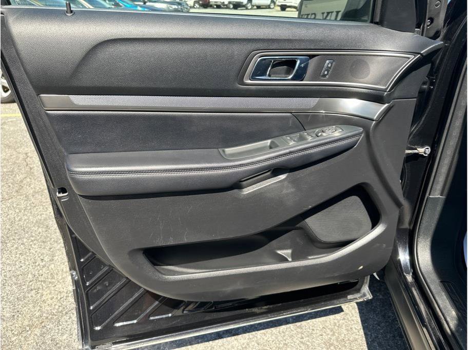 Used 2018 Ford Explorer XLT w/ Equipment Group 202A image 12