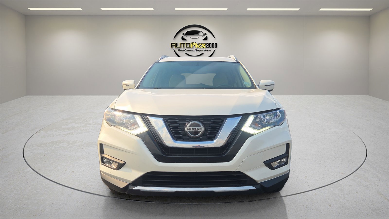 Used 2018 Nissan Rogue SV image 2