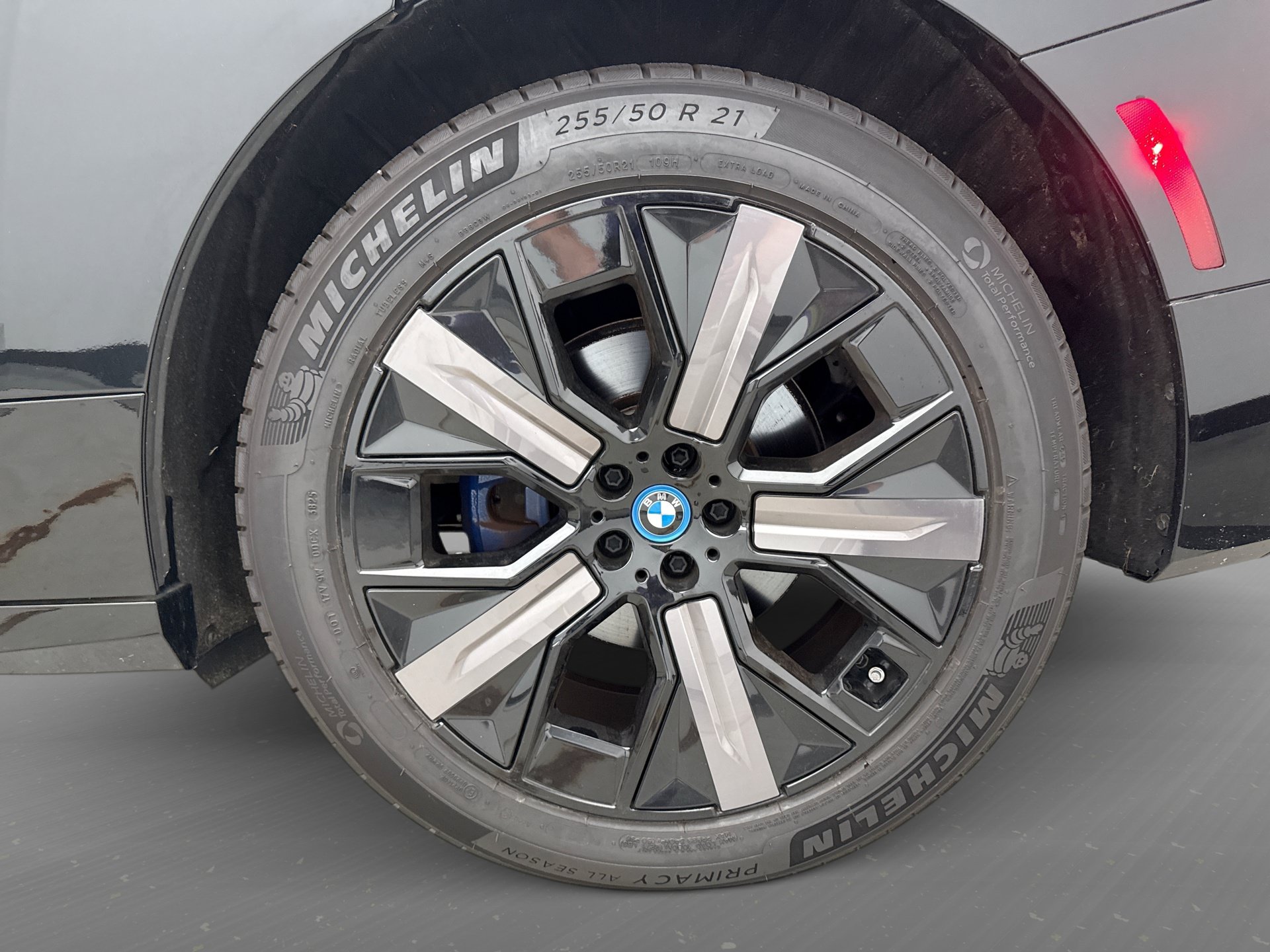 Used 2025 BMW iX xDrive50 w/ Premium Package AWD/4WD image 29