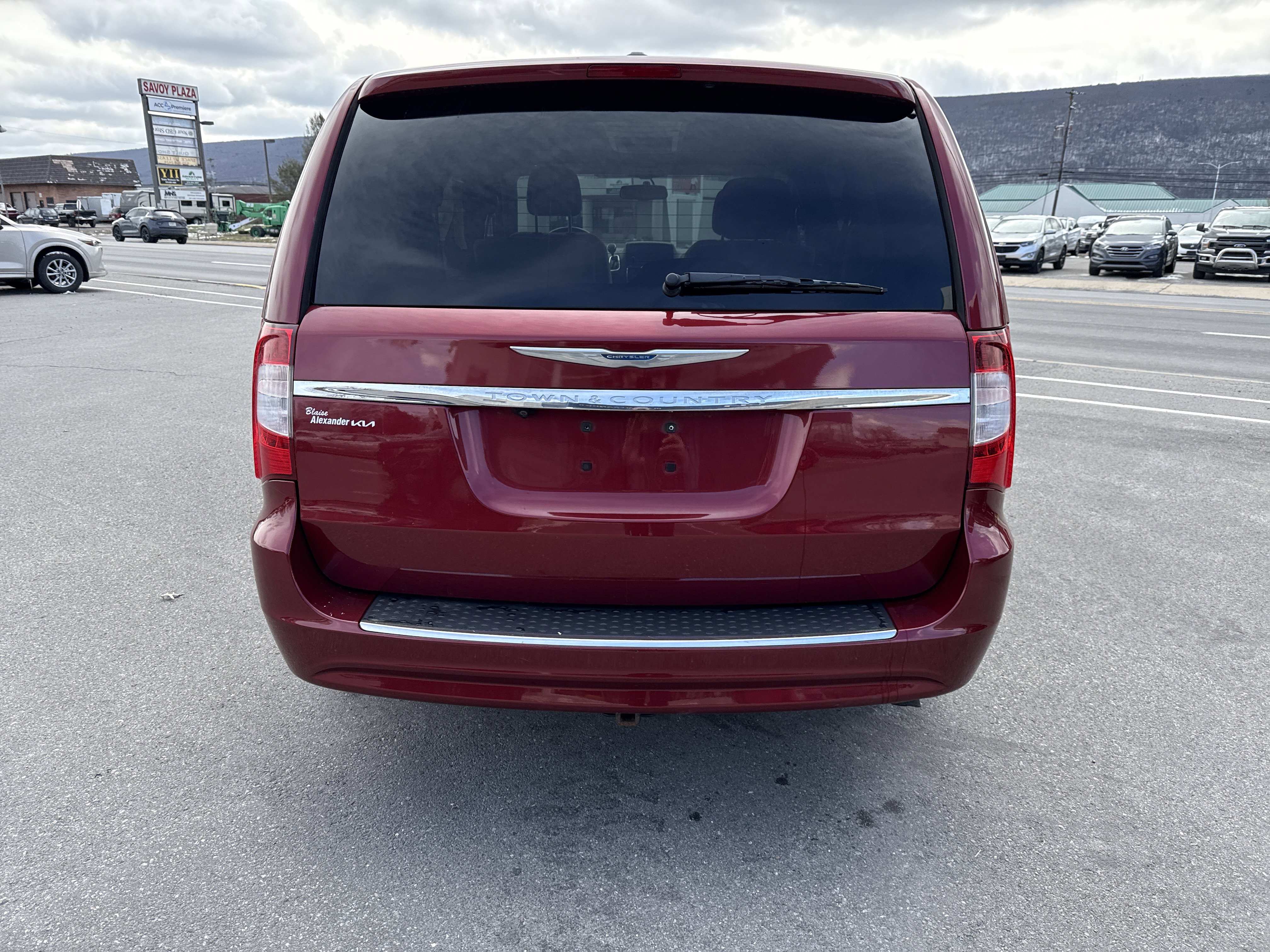 Used 2013 Chrysler Town & Country Touring image 4