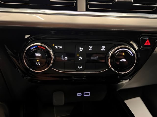 Certified 2025 Chevrolet Trax LT FWD image 22