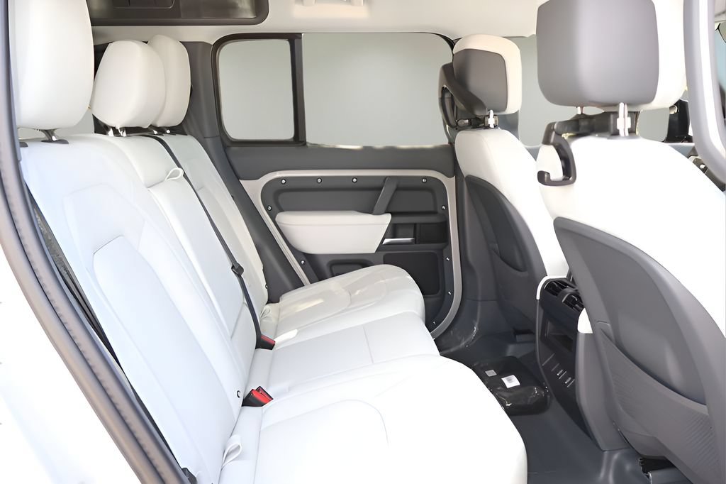 New 2026 Land Rover Defender 110 X-Dynamic SE AWD/4WD image 17
