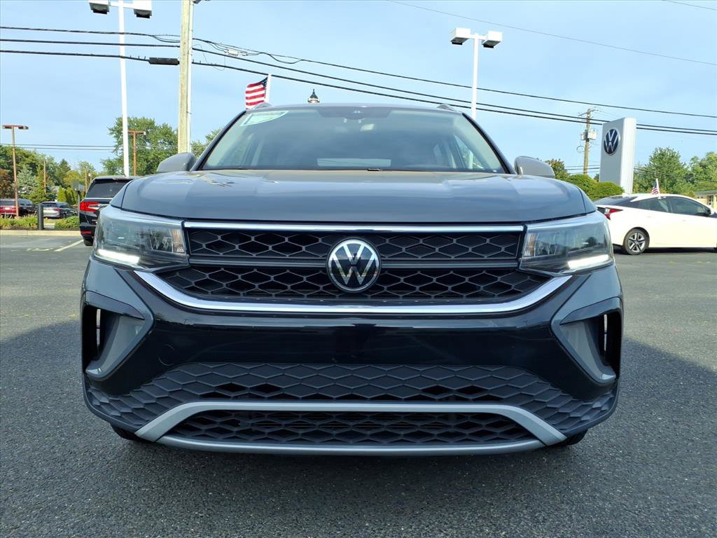 Certified 2023 Volkswagen Taos SE image 2