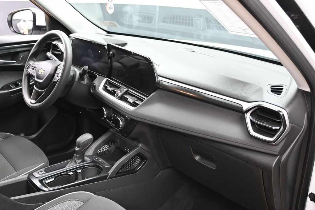 Used 2025 Chevrolet TrailBlazer LT AWD/4WD image 37