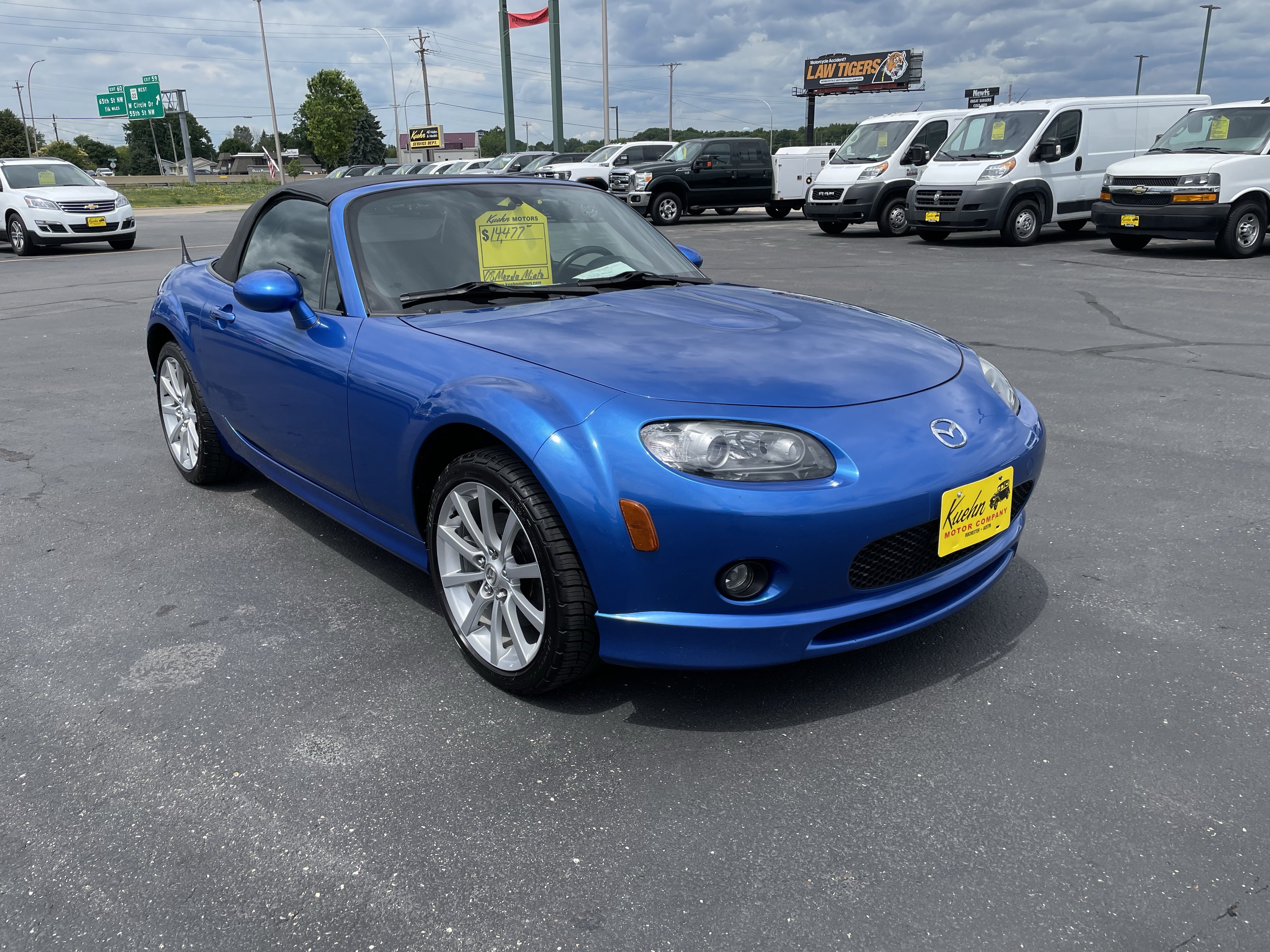 Used 2006 MAZDA MX-5 Miata Sport w/ Appearance Pkg RWD image 2
