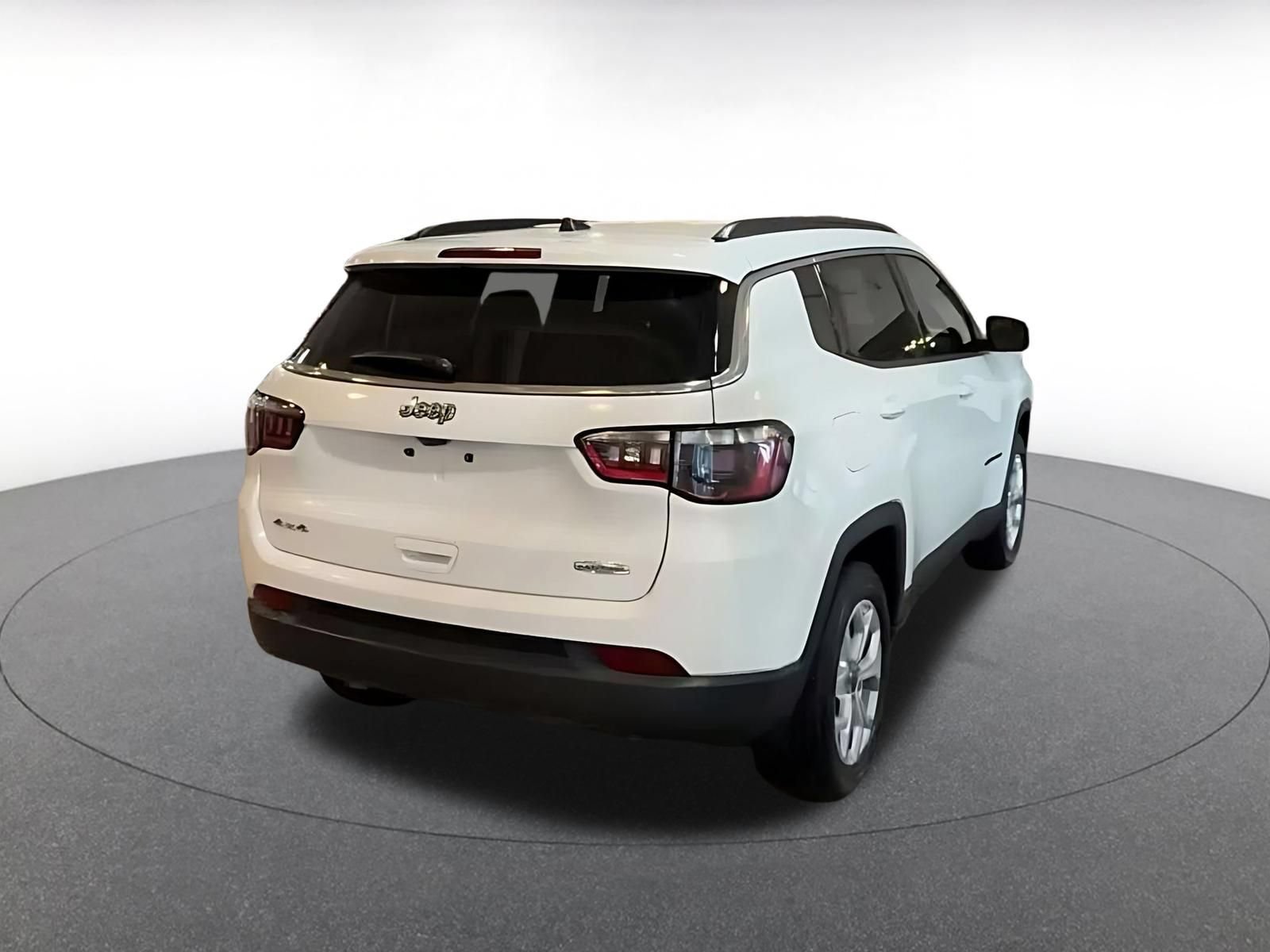 Used 2025 Jeep Compass Latitude AWD/4WD image 13