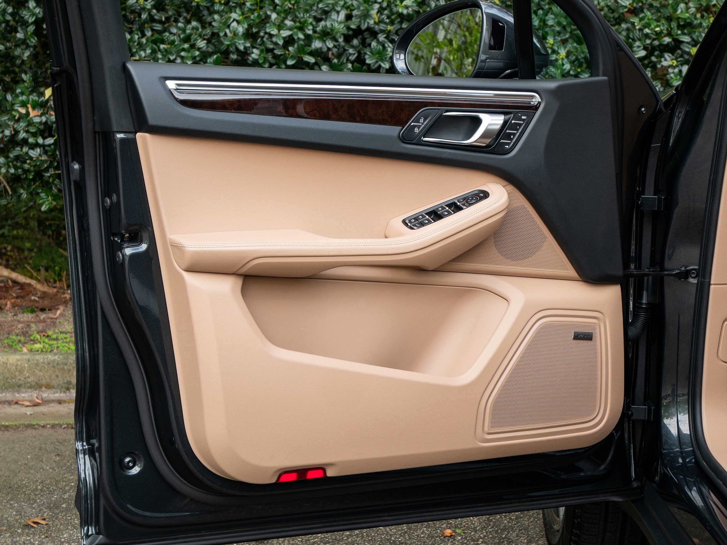 Certified 2025 Porsche Macan AWD/4WD image 26