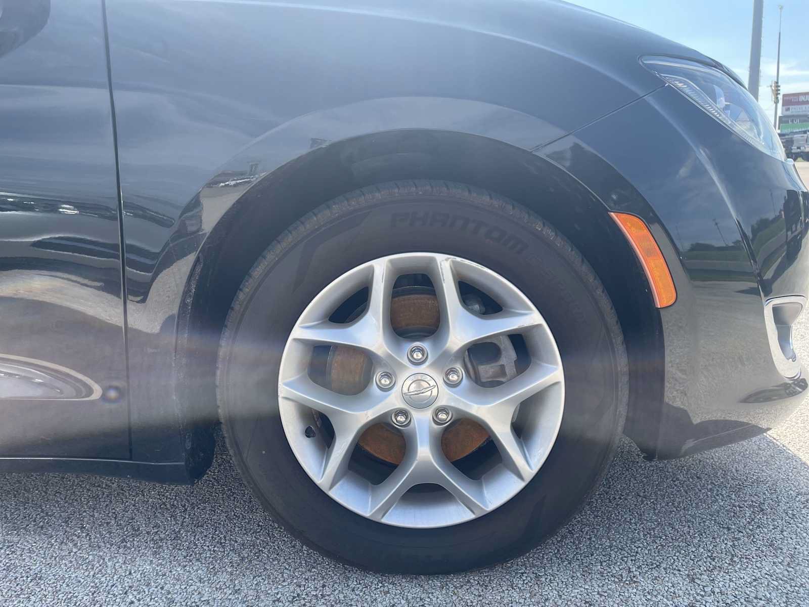 Used 2018 Chrysler Pacifica Touring Plus w/ Tire & Wheel Group FWD image 31