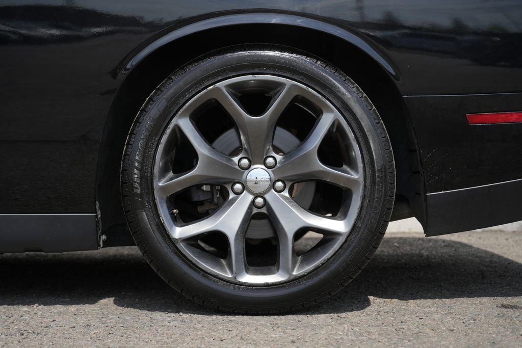 Used 2015 Dodge Challenger SXT image 12