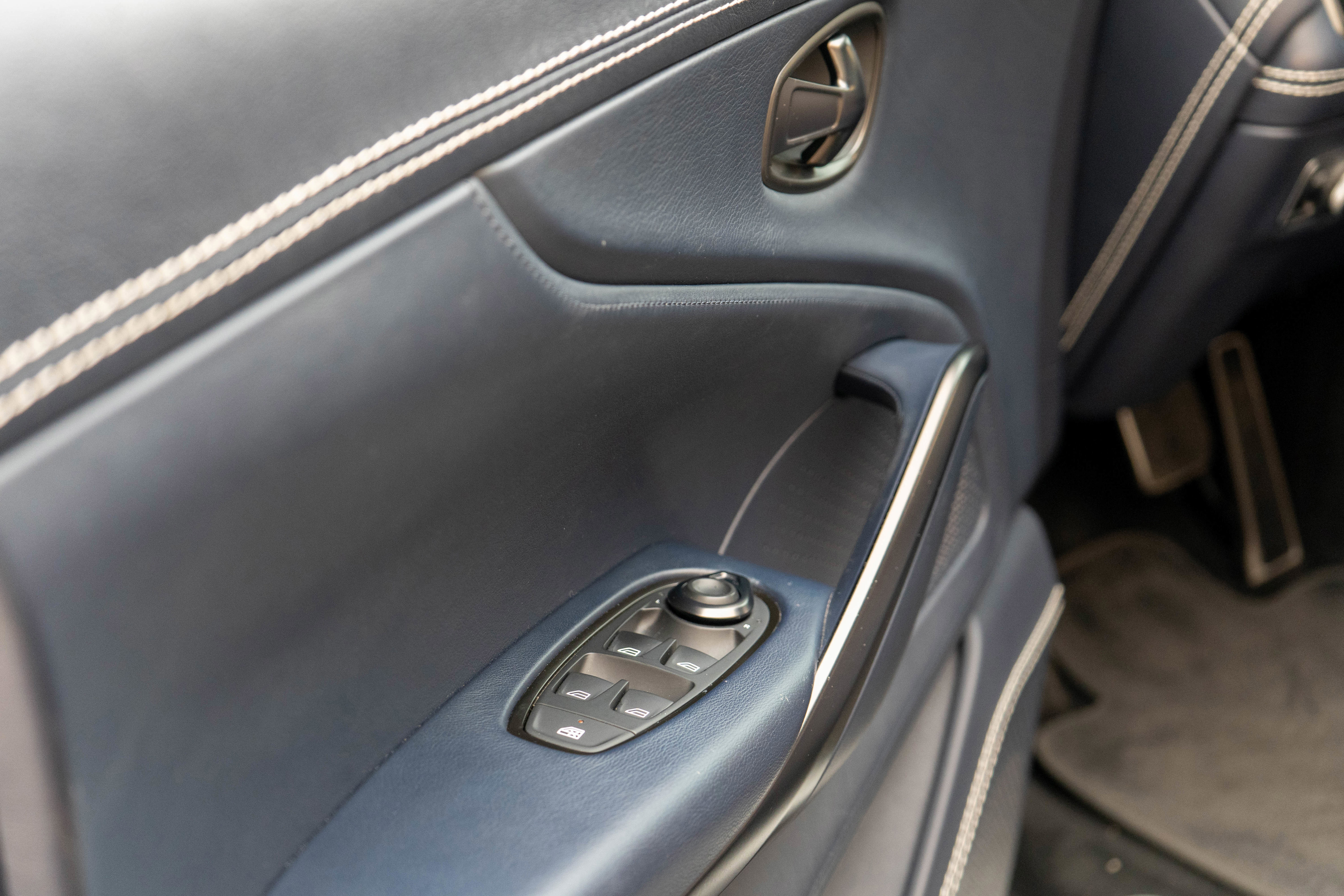 Used 2021 Aston Martin DBX image 14