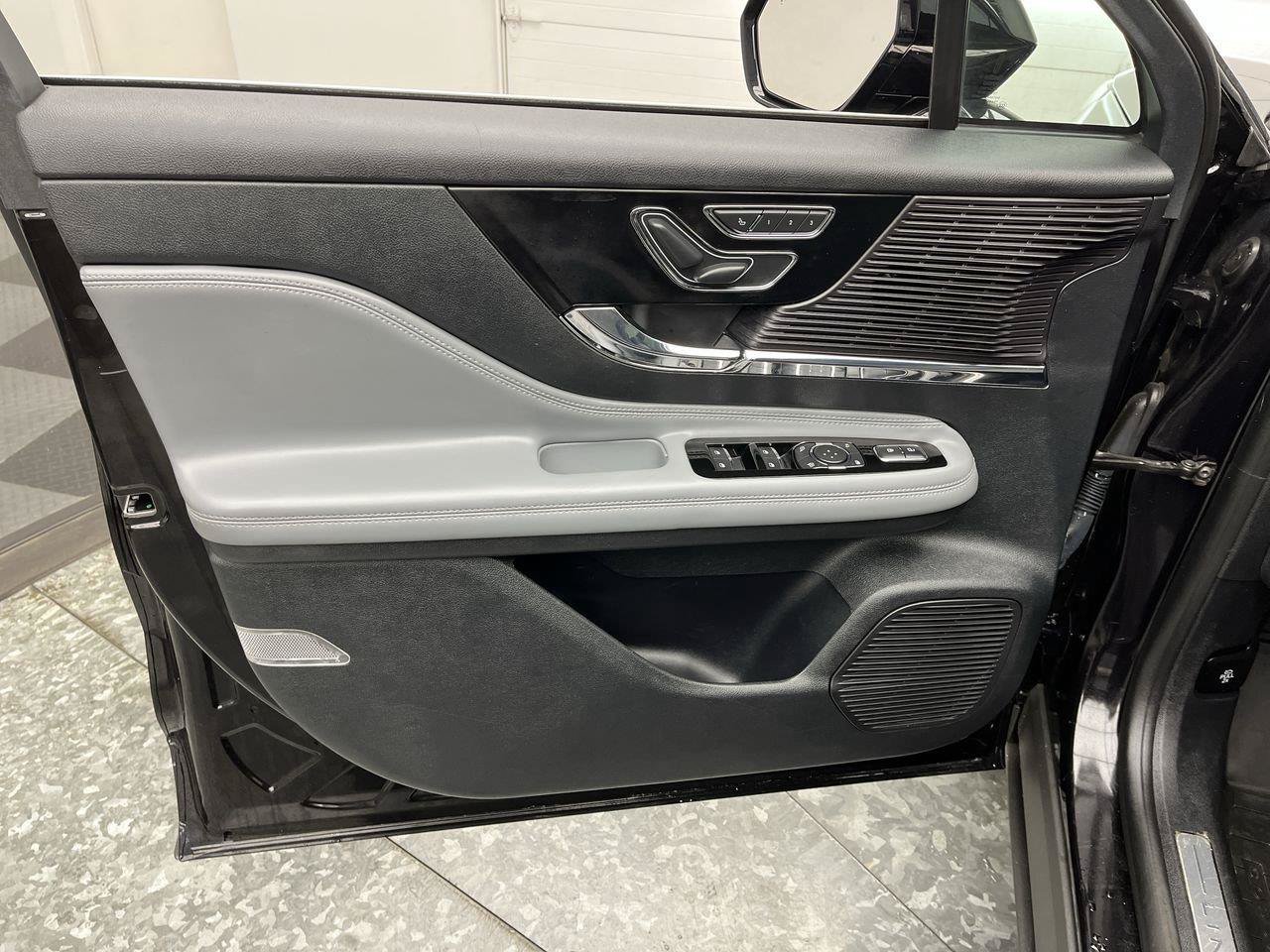Used 2022 Lincoln Corsair AWD w/ Premium Package image 9